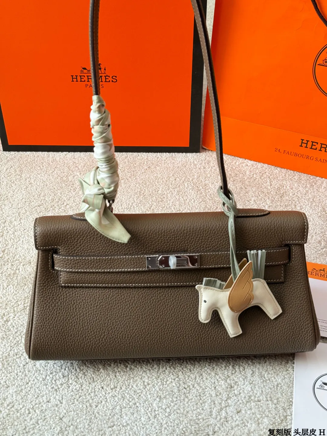 复刻版 头层牛皮 p360 爱马仕 Shoulder Kelly包 出这款爱马仕Shoulder Kelly 手袋,采用柔软Togo荔枝纹牛皮,经典大象灰色,银色金属件超有质感艹。包型是Kelly包的单肩简化版,配有宽肩带,单肩背超方便,解放双手!容量大,线条利落,低调又时髦,通勤日常都很适合~ 尺寸 33 15cm
