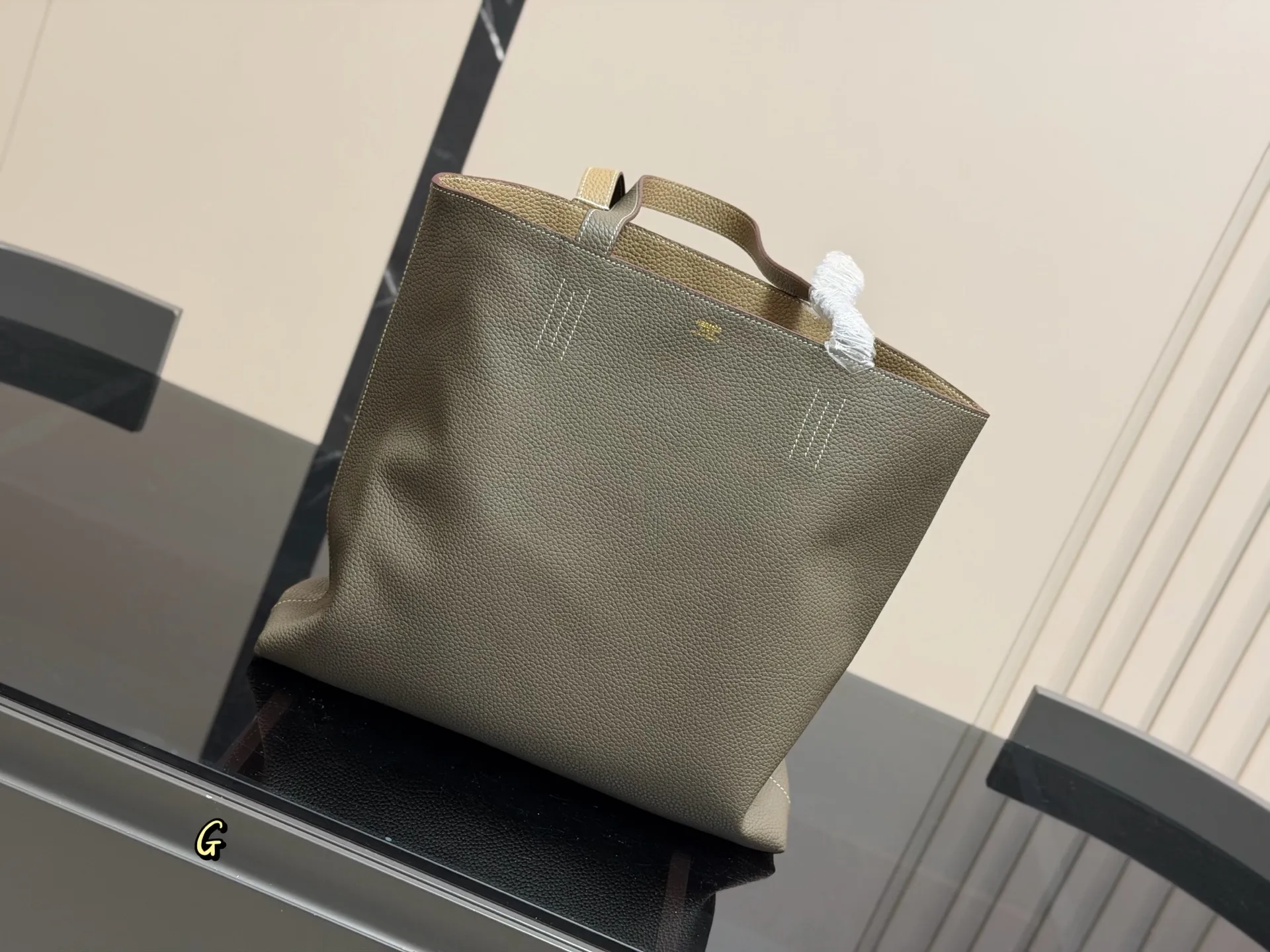 &yen;380 爱马仕新款双面购物袋 推给爱马仕女孩 收下这枚种草吧 可以放的下IPAD平板的托特包 H en Biais 尺寸: 35*32cm双面购物袋