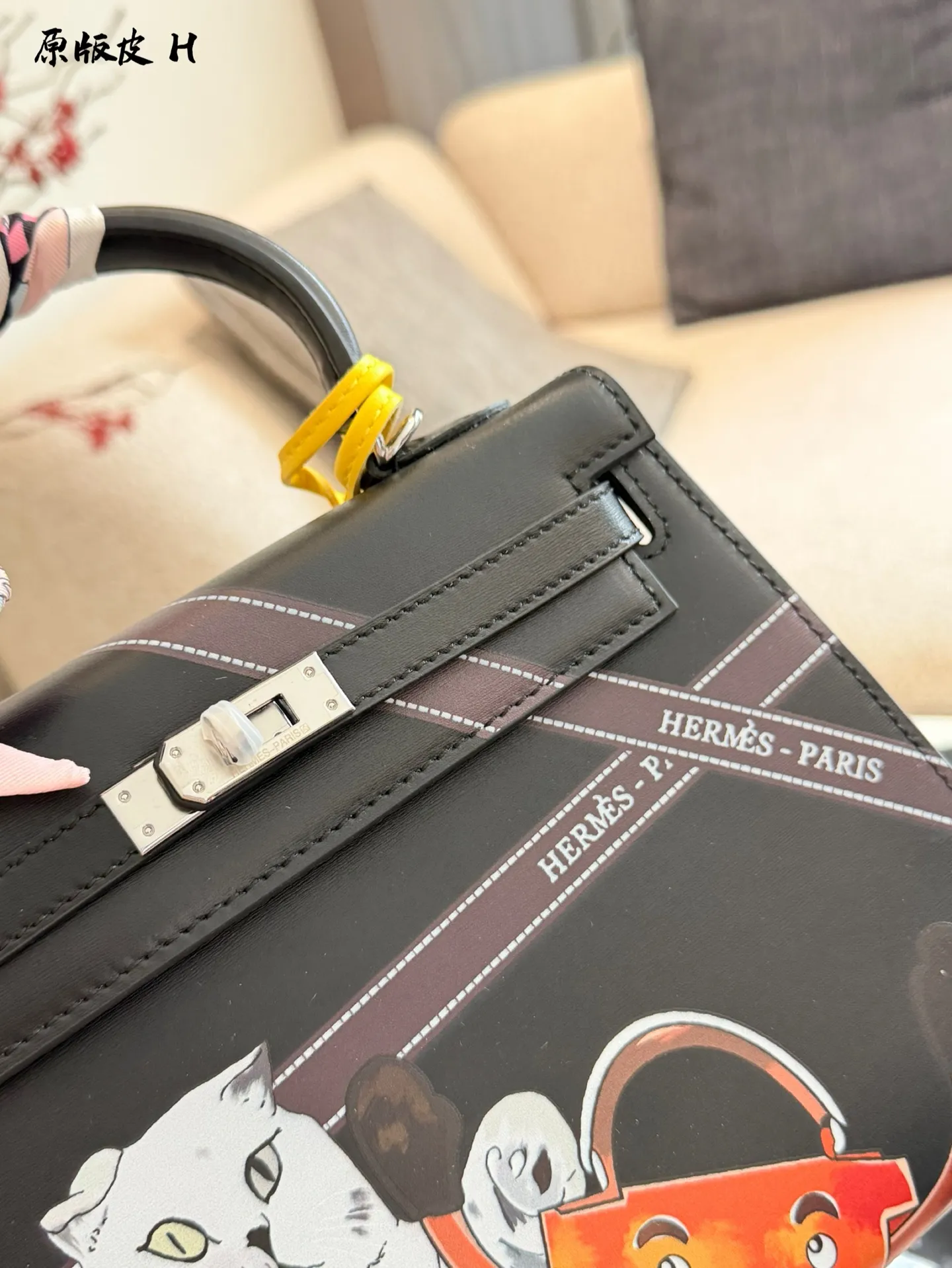 p330 爱马仕彩绘凯莉包 国这款爱马仕Kelly 25彩绘包，采用Epsom牛皮， 耐磨又有型，金扣超精致十。包身猫咪和茶壶图案超有趣，个性满分!25x18x8cm25x18x8cm,通勤出行都很适合。丝巾点缀,优雅又俏皮，搭配小飞马挂件更显趣味，是时尚与艺术的完美结合图。