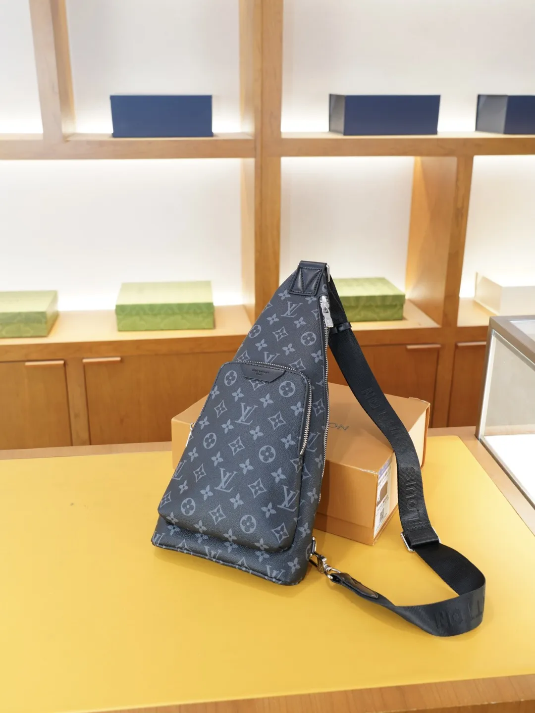 P115 🇫🇷 路易威登 官网同步 高版本 胸包 永恒不过时的标志性产品 纯原单牛皮 顶级五金制作 非市面普通版本 今年LV最爱的款式 全部实拍 实用性非常高 完全不用担心穿搭 配全套包装折叠盒..【规格：19x38x4】