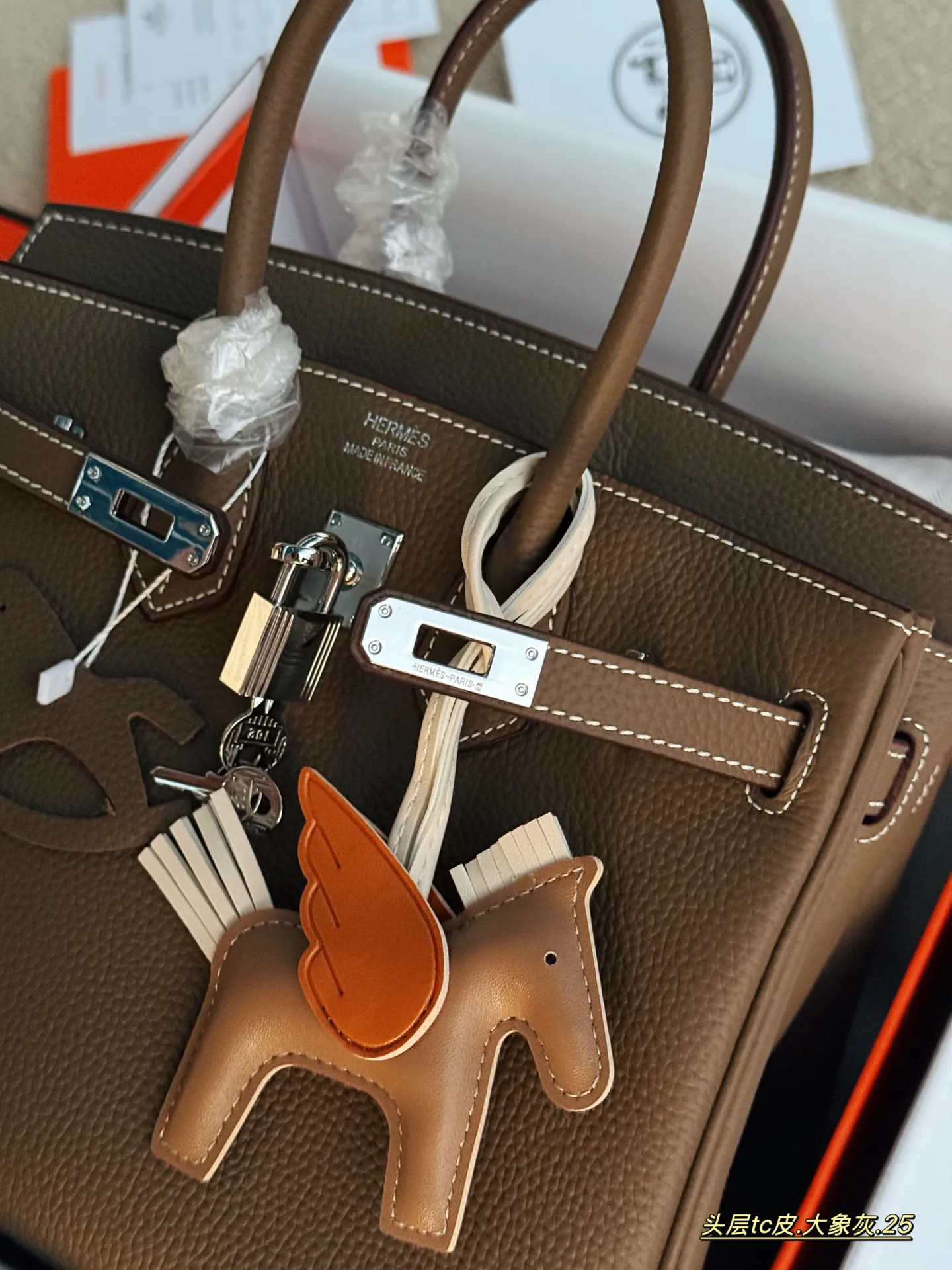 💰245 配全套包装 size:25cm 背铂金包的季节来啦 Bk25 原版品质 ✔️ 爱马仕|Birkin 25 tc牛皮 真的太可了,可咸可甜 超难买的绝美birkin! 赠送小马 丝巾 小锁头哦!