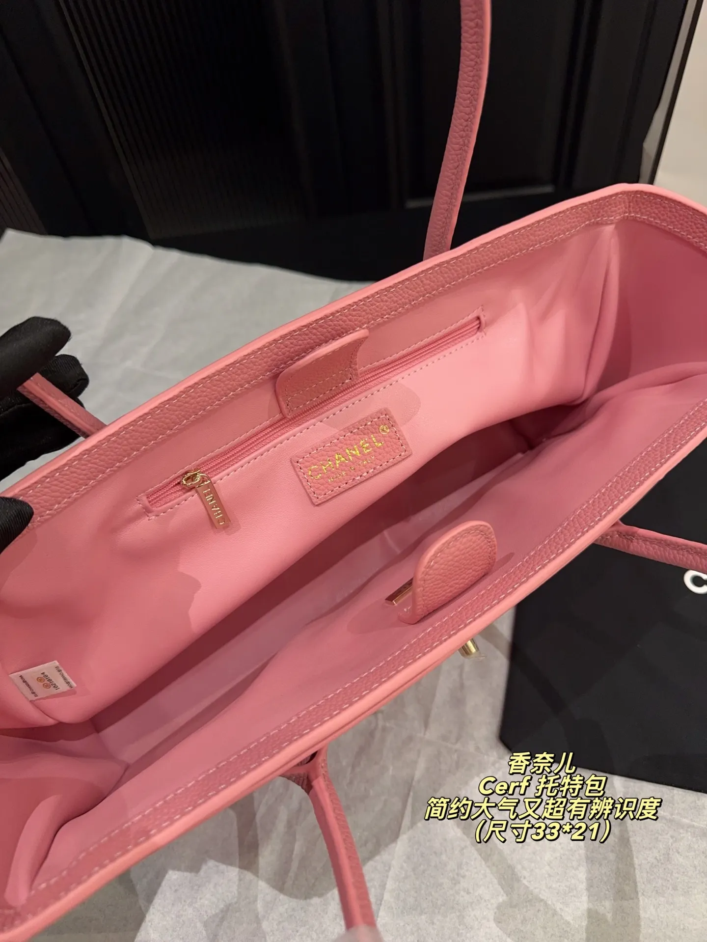 P250无盒⚠️尺寸33*21 Chanel 香奈儿Cerf托特包 采用樱花粉荔枝纹牛皮,银色双C标志+金色锁扣,简约大气又超有辨识度。内部有子母袋,收纳方便。荔枝纹牛皮耐磨不易划伤,越用越有质感。通勤、约会都能轻松驾驭,实用又时髦,被称为“爱马仕平替”