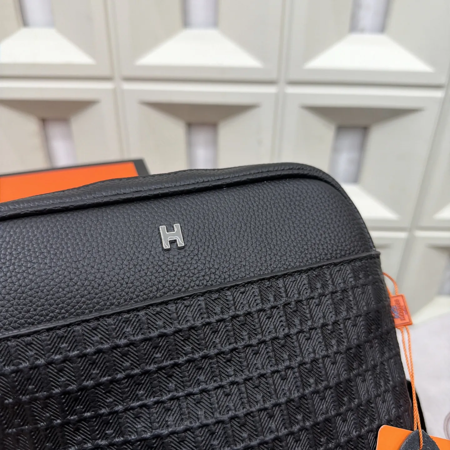 P140 Herm&egrave;s 爱马仕 压花邮差包 头层牛皮男士单肩斜挎包 实物拍摄 原厂原版面料 配送防尘袋 24 x 27cm