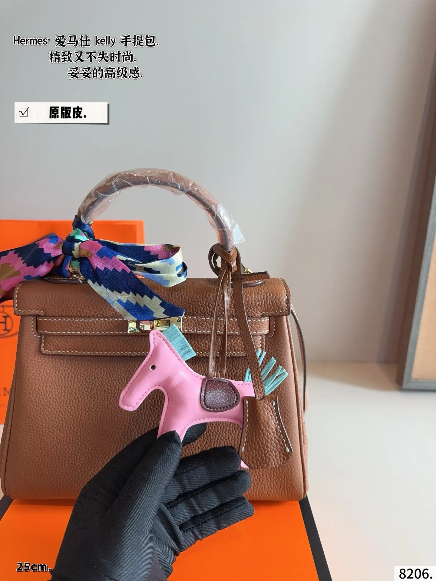p230配礼盒🎁. 爱马仕Kelly,越看越上头的优雅 如果说Birkin是随性大气的代表,那Kelly就是优雅与克制的代名词。最打动我的,是它线条极简又精致的包身设计,带上肩带之后多了几分法式从容,不管是通勤穿搭还是度假look,都能完美融合。爱马仕Kelly不仅是一个包,更像一种生活态度,它的细节与比例,都让人忍不住反复欣赏。每一次出街背上它,都会多几分自信和从容,难怪那么多人说,一生至少要拥有一只Kelly。尺寸:25*8*18cm
