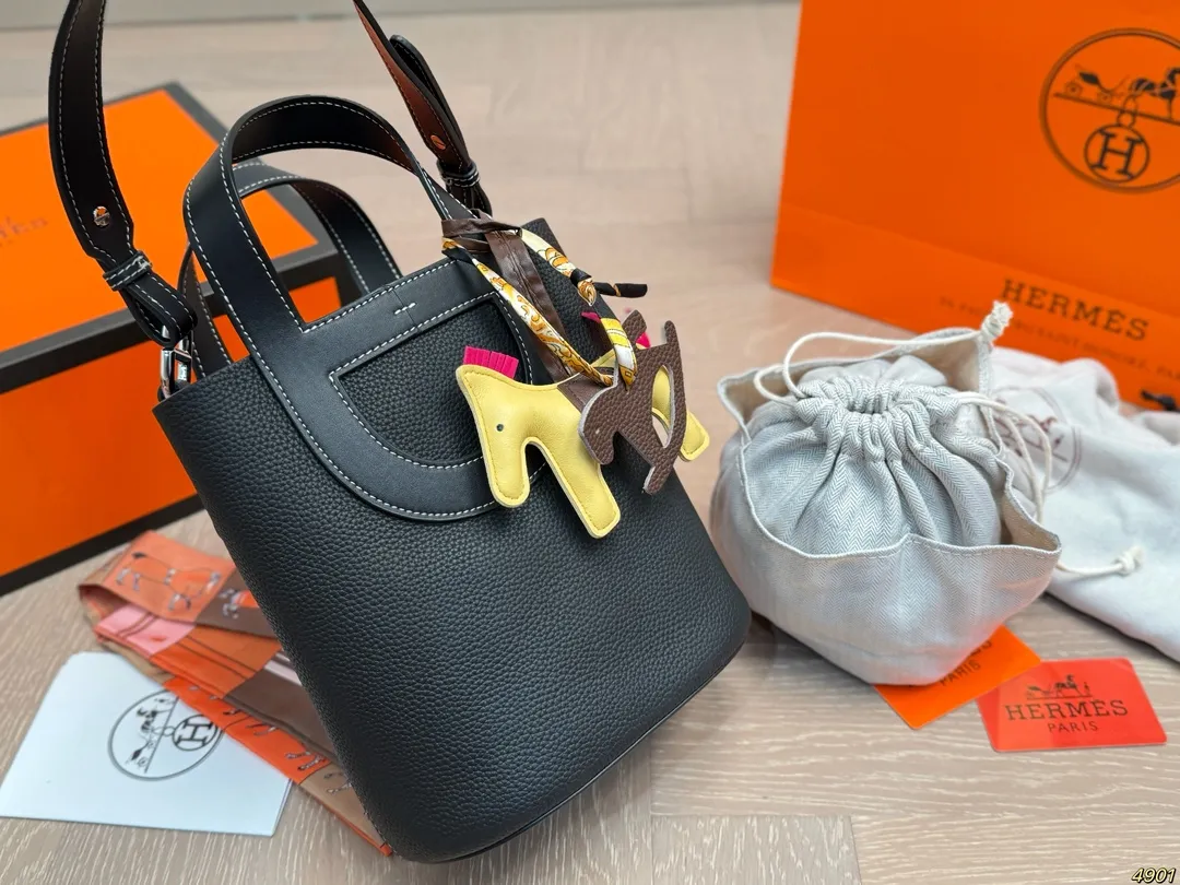 &yen;210飞机盒配丝巾 爱马仕Hermes 猪鼻子菜篮子包 包型太可爱了 容量非常可，日常通勤都没问题 可咸可甜 质感满分 工艺非常讲究 细节立体感拉满 尺寸18 20