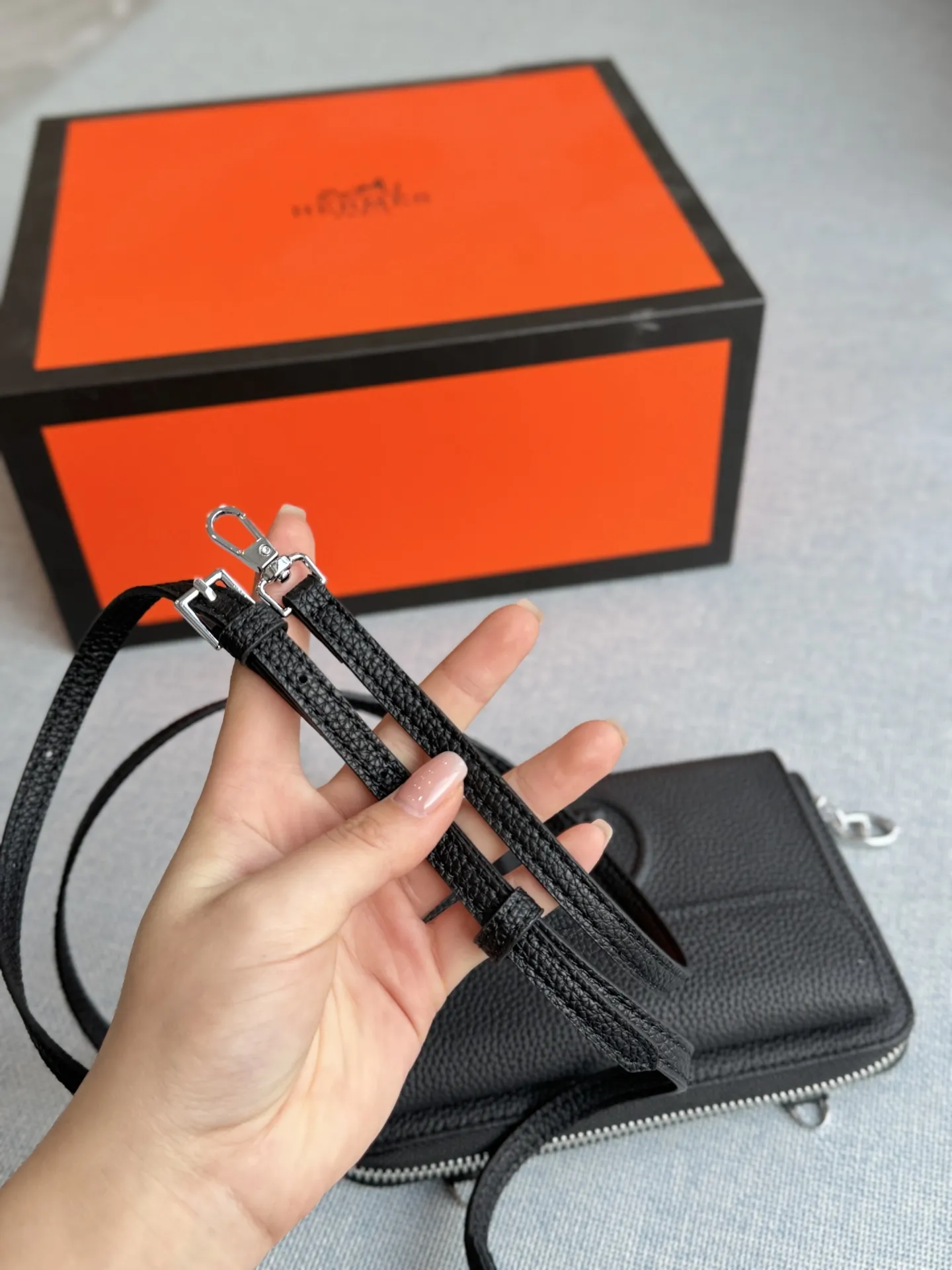 💰135 全套礼盒 size：18&times;11 HERMES爱马仕 小方包 单肩包 黑色牛皮质感超好，日常通勤、约会都合适。 字母元素设计有点小心机，百搭不挑人。 出门随手一拿往身上 一背，优雅感随之即来！