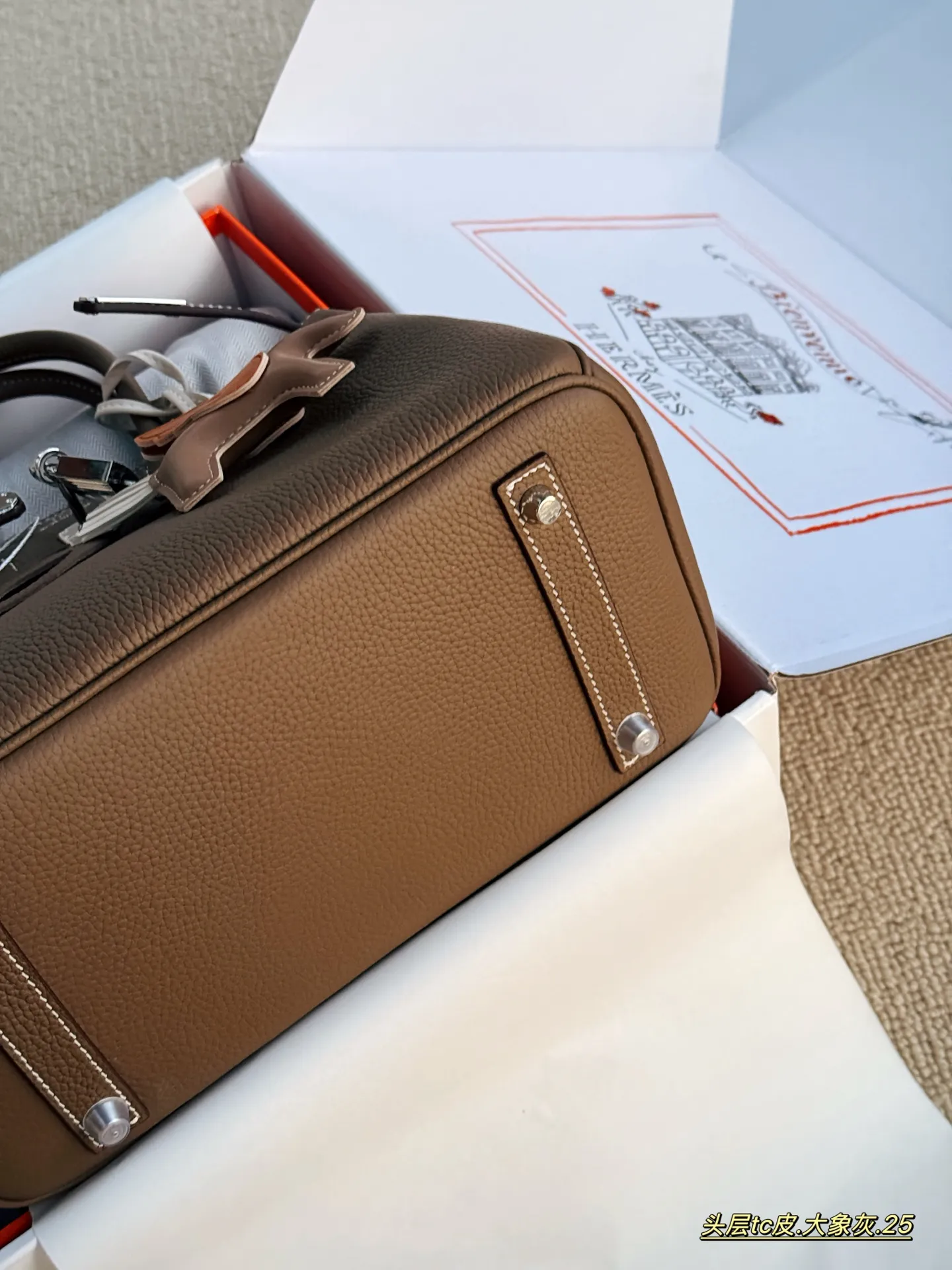 💰245 配全套包装 size：25cm 背铂金包的季节来啦 Bk25 原版品质 ✔️ 爱马仕|Birkin 25 tc牛皮 真的太可了，可咸可甜 超难买的绝美birkin！ 赠送小马 丝巾 小锁头哦！