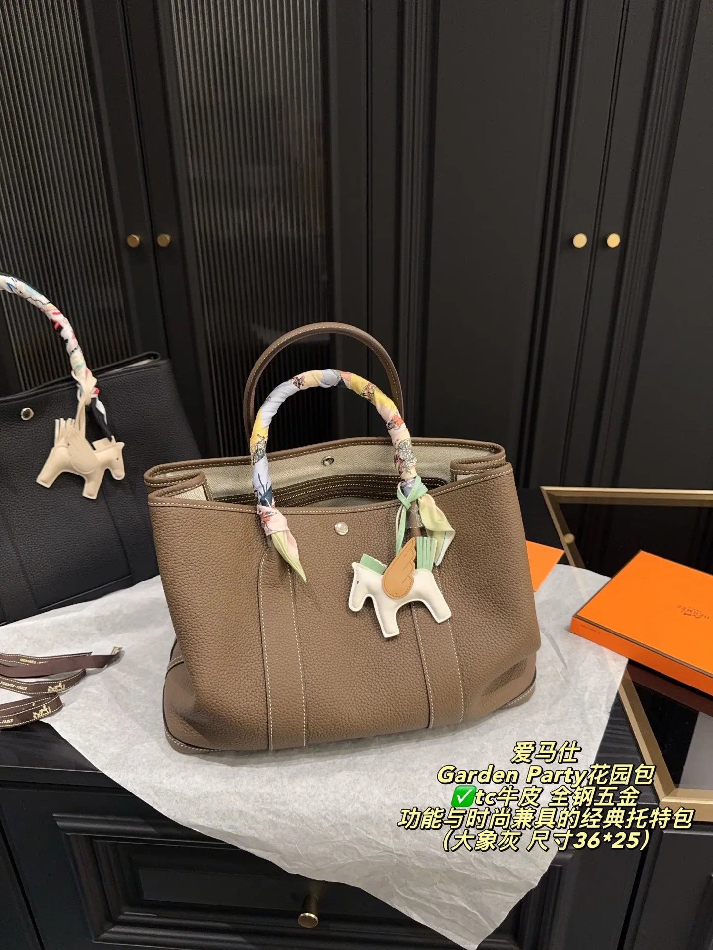 ✅tc牛皮 全钢五金P420无盒⚠️尺寸36*25 爱马仕 Garden Party花园包 采用Negonda牛皮,触感柔軟又耐用。简约大气设计,银色金属扣件超有质感,内部空间超大,能装下笔记本电脑和文件,通勤、出差都很适合!手柄可DIY丝巾或挂件,搭配小飞马挂饰更有趣味感~实用又优雅,是爱马仕经典通勤包款!