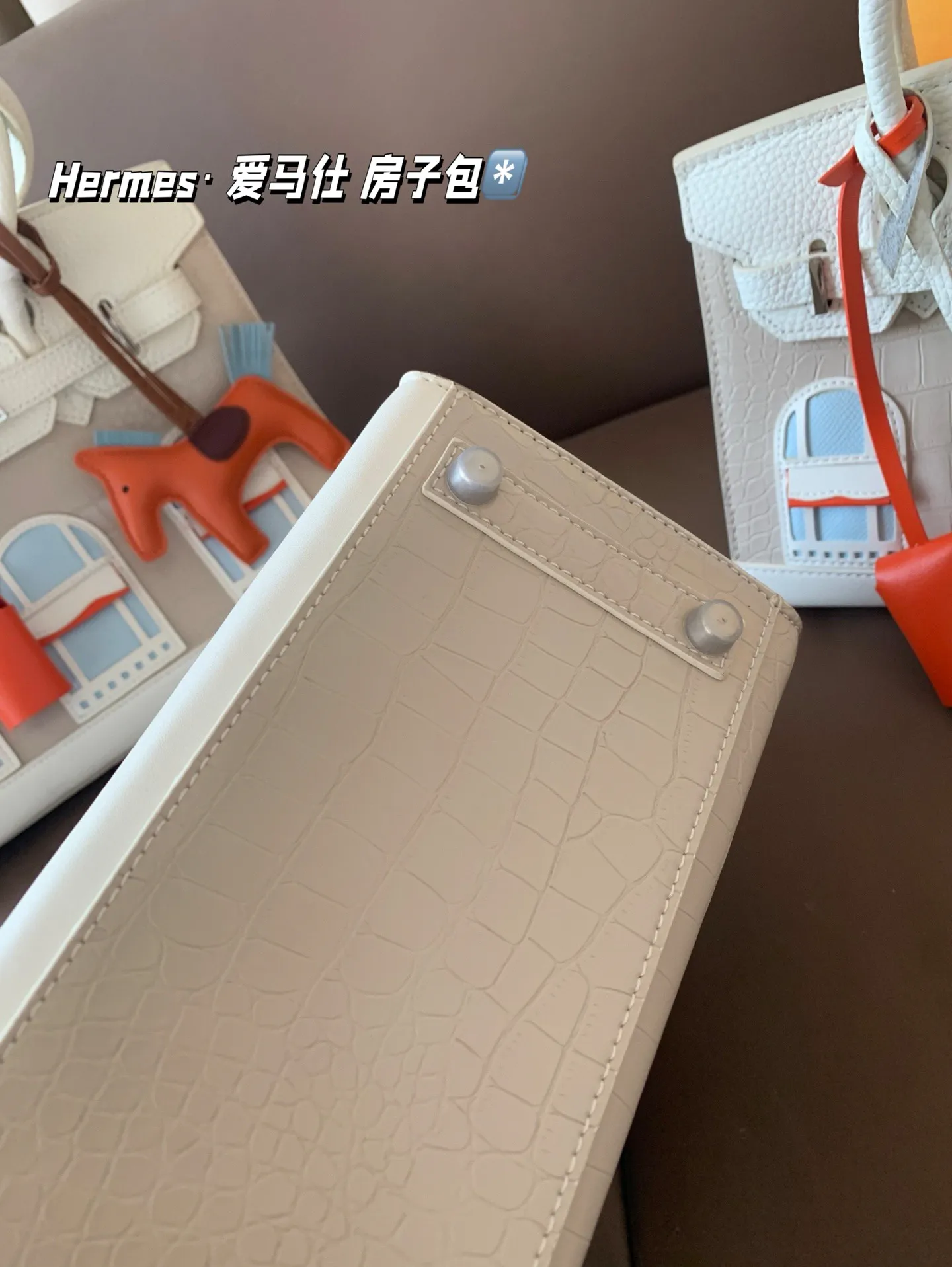 大P300 中P280 小P260 配礼盒🎁. Hermes&middot; 爱马仕 房子包 轻松演绎复古时髦 包型挺阔，简约而不简单不需要过多的装饰，日常搭配西装和T恤，就能将高级感体现的淋漓尽致！尺寸大30*24 中25*21 小20*18