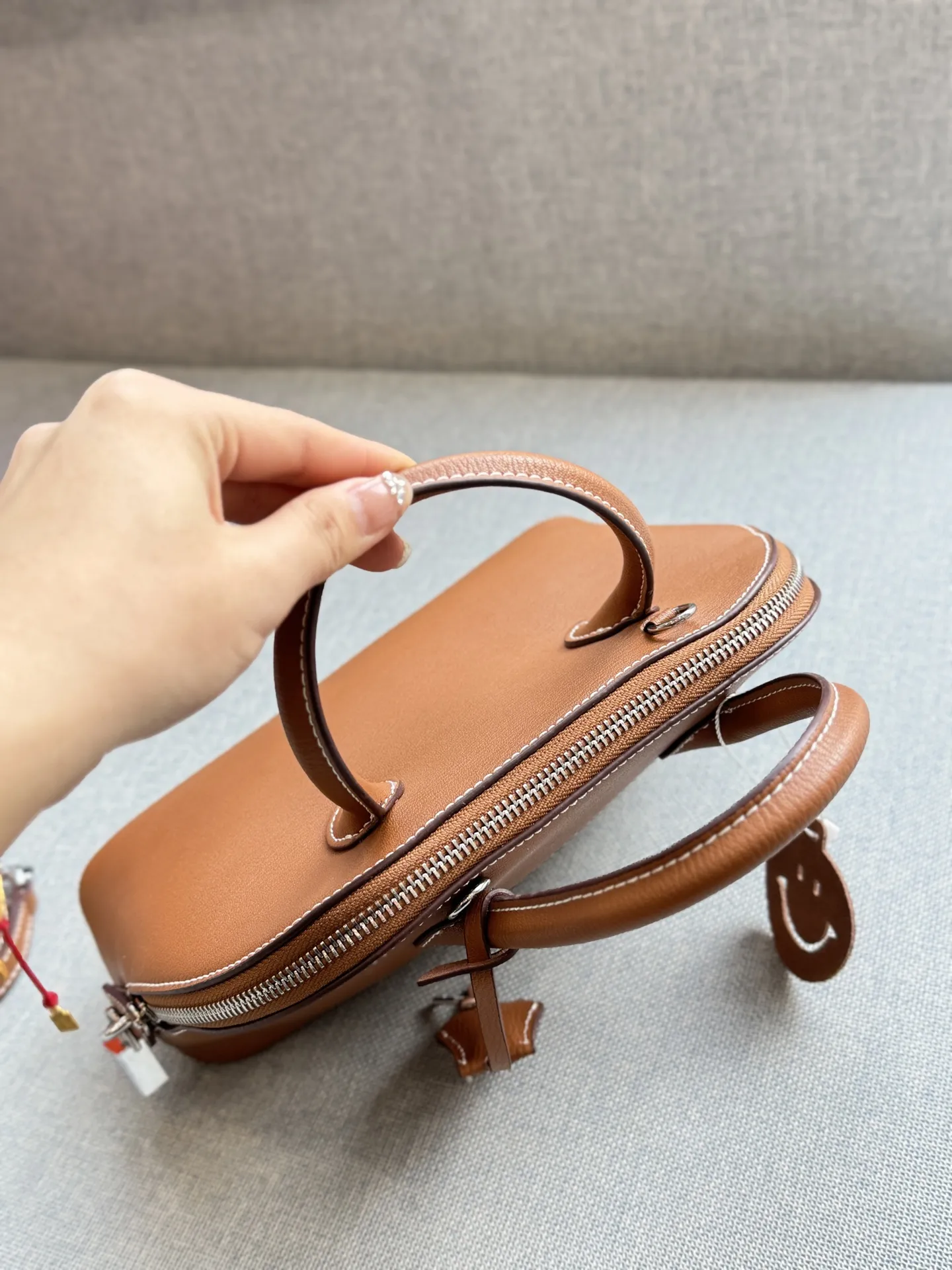 头层牛皮💰215 全套礼盒 size：25&times;19 HERMES 爱马仕 Bolide 1923-25 保龄球包 贝壳包 银扣 手提单肩斜挎包 牙签纹 兼具实用和美感的一只低调款包包。25cm 尺寸可通勤使用，可带娃出街使用，也可闺蜜聚会使用。 很大气的颜色，自带高级感✨ 低调内敛，非常实用百搭 设计简单，背起来精致又优雅