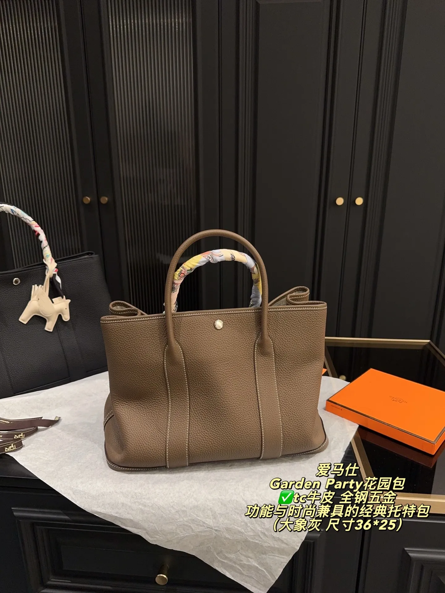 ✅tc牛皮 全钢五金P420无盒⚠️尺寸36*25 爱马仕 Garden Party花园包 采用Negonda牛皮,触感柔軟又耐用。简约大气设计,银色金属扣件超有质感,内部空间超大,能装下笔记本电脑和文件,通勤、出差都很适合!手柄可DIY丝巾或挂件,搭配小飞马挂饰更有趣味感~实用又优雅,是爱马仕经典通勤包款!