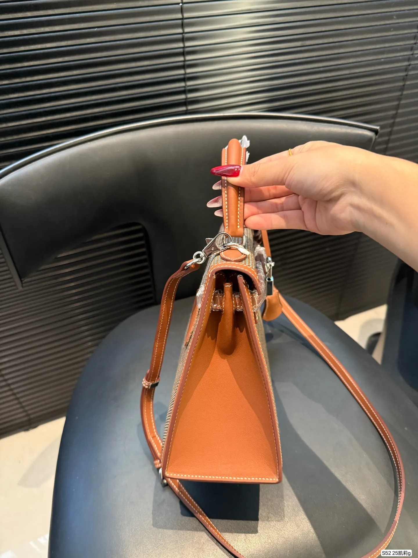 P310 爱马仕 Kelly25凯莉包 采用经典Quadrille+Swift皮革拼接，设计超有辨识度！银色金属扣件，手缝蜡线工艺，细节满分。通勤休闲都很适合，材质更耐脏，日常打理无压力。经典百搭，牛仔、卫衣、风衣都能轻松驾驱，随性又高级，是爱马仕稀有热门款，时髦精必入！尺寸25 18 货号25凯莉