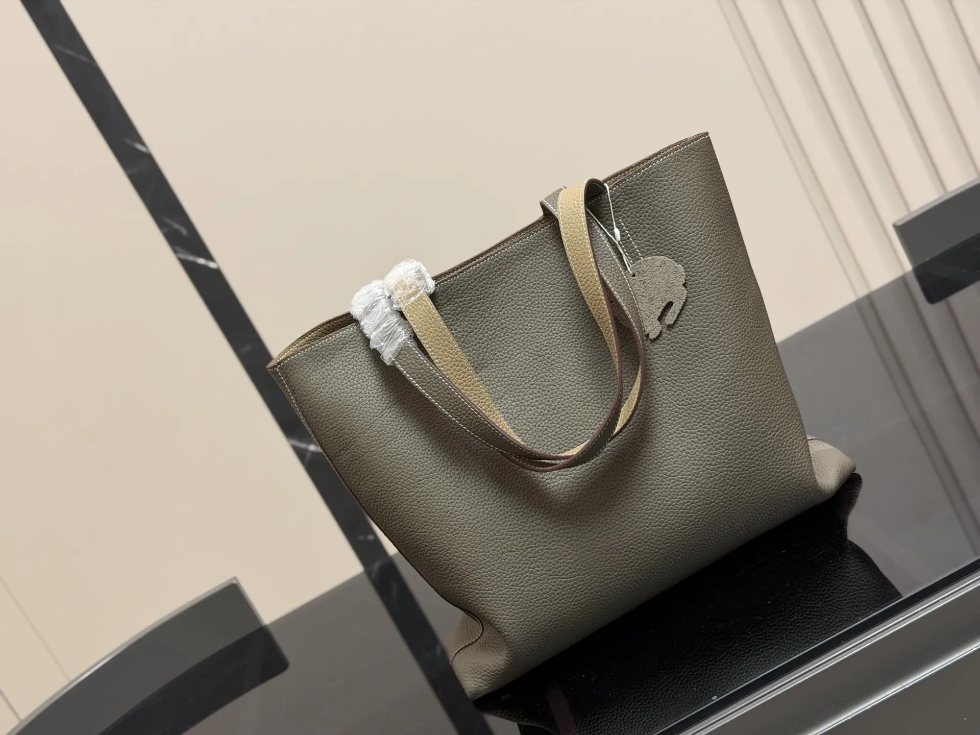 &yen;380 爱马仕新款双面购物袋 推给爱马仕女孩 收下这枚种草吧 可以放的下IPAD平板的托特包 H en Biais 尺寸: 35*32cm双面购物袋