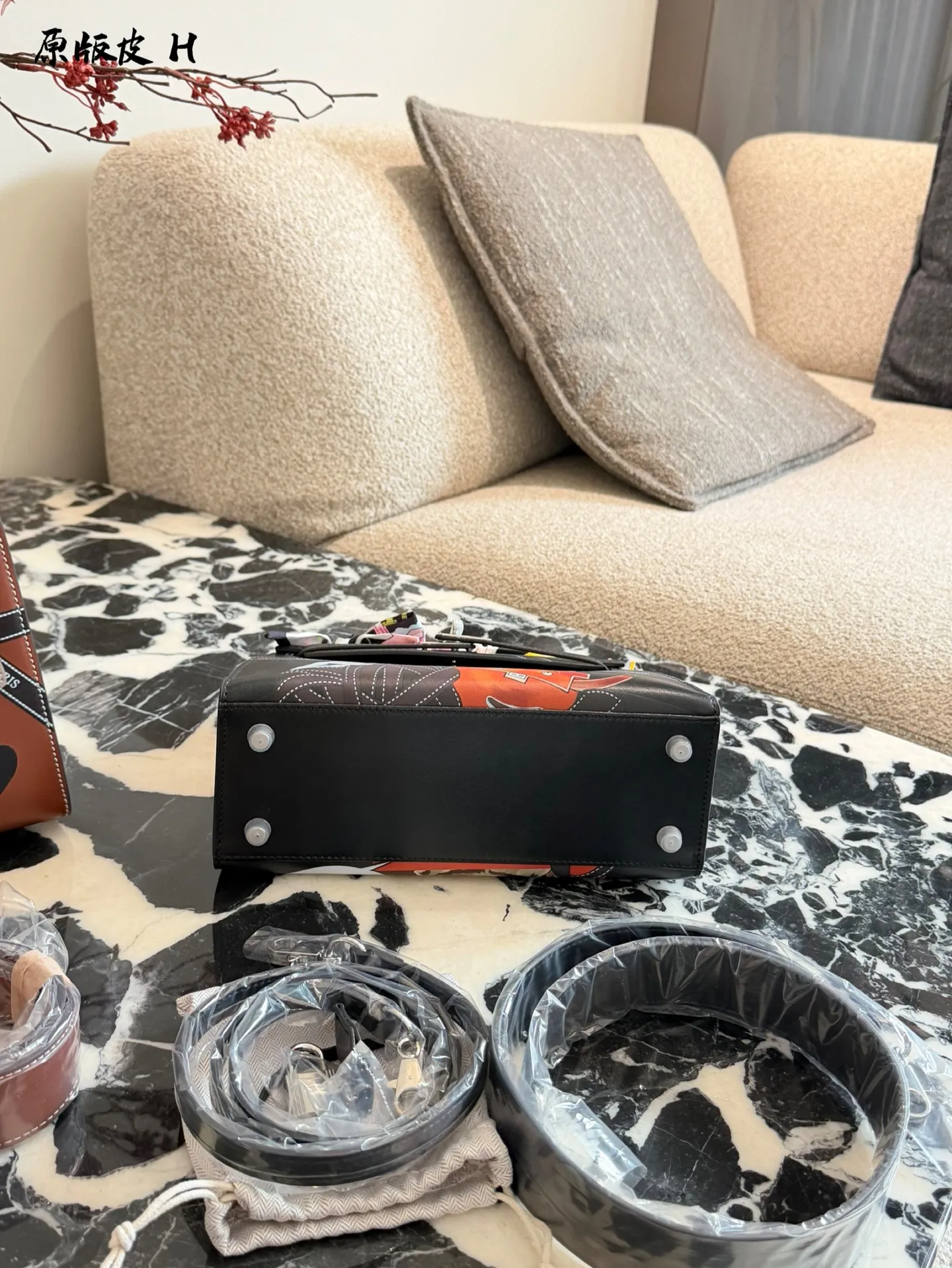 p330 爱马仕彩绘凯莉包 国这款爱马仕Kelly 25彩绘包，采用Epsom牛皮， 耐磨又有型，金扣超精致十。包身猫咪和茶壶图案超有趣，个性满分!25x18x8cm25x18x8cm,通勤出行都很适合。丝巾点缀,优雅又俏皮，搭配小飞马挂件更显趣味，是时尚与艺术的完美结合图。