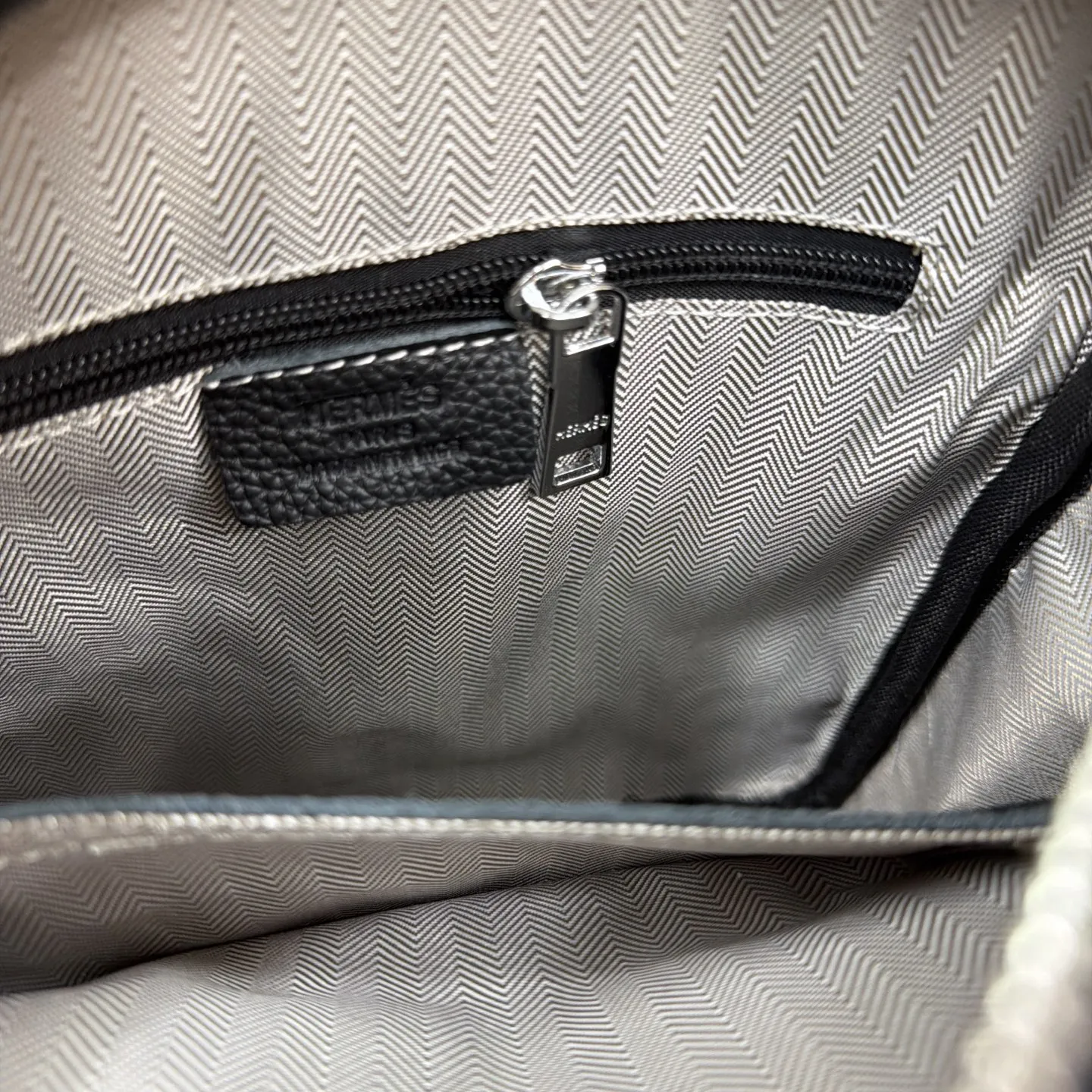 P140 Herm&egrave;s 爱马仕 压花邮差包 头层牛皮男士单肩斜挎包 实物拍摄 原厂原版面料 配送防尘袋 24 x 27cm