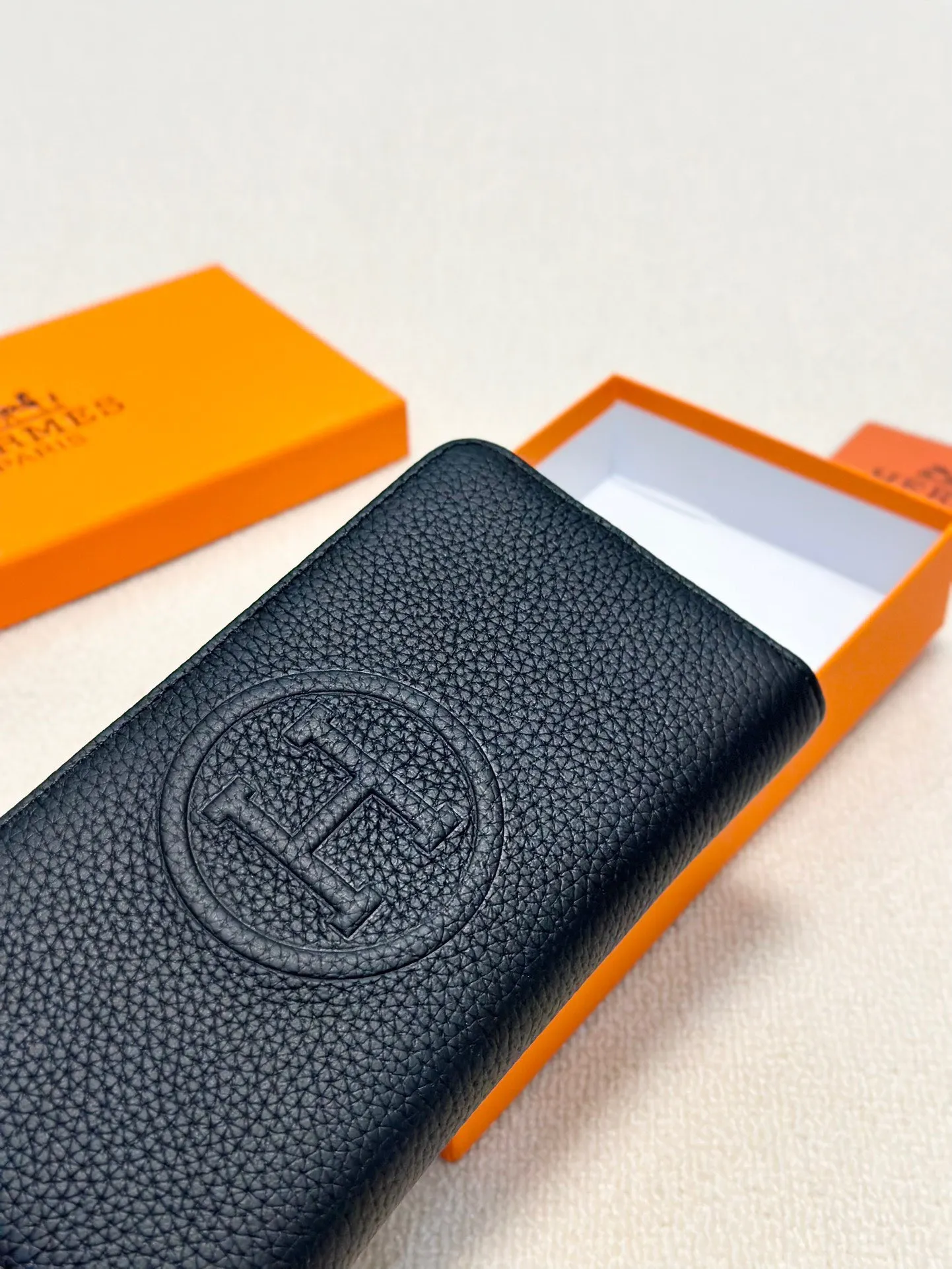 P100🎀🎀颜色 黑🎀尺寸 20x10🎀爱马仕🔥手包👍牛皮压花手感一流内置卡位多隔层大容量男士必备 ❤️