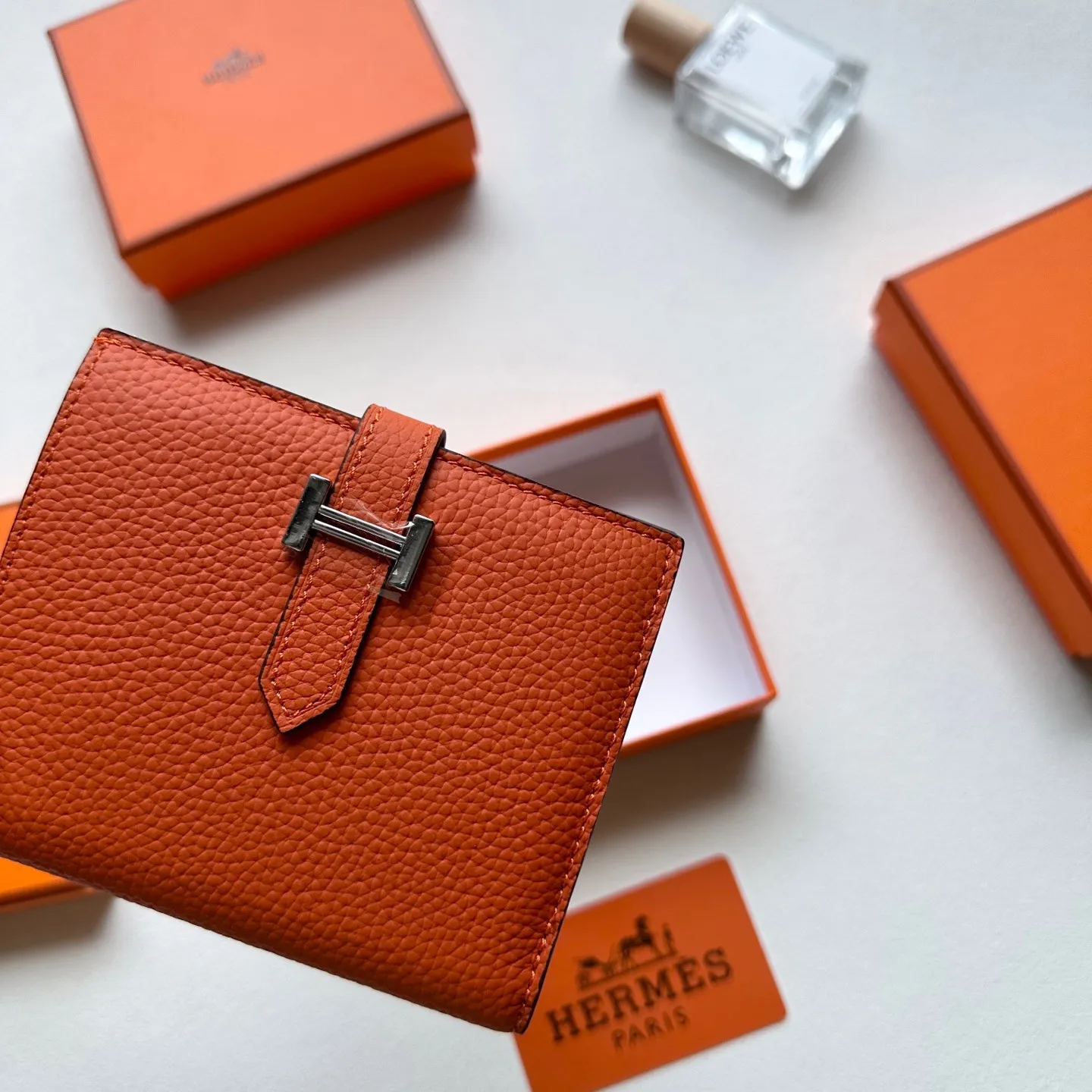 p95🎀🎀颜色 多色可选🎀尺寸 12x9.5🎀高版爱马仕优质进口牛皮🐂 手感一流👏时尚设计💋潮版百搭,配有4个卡槽,4个口袋,拉链零钱包,1个钞票口袋,镀钯锁扣,做工精致完美