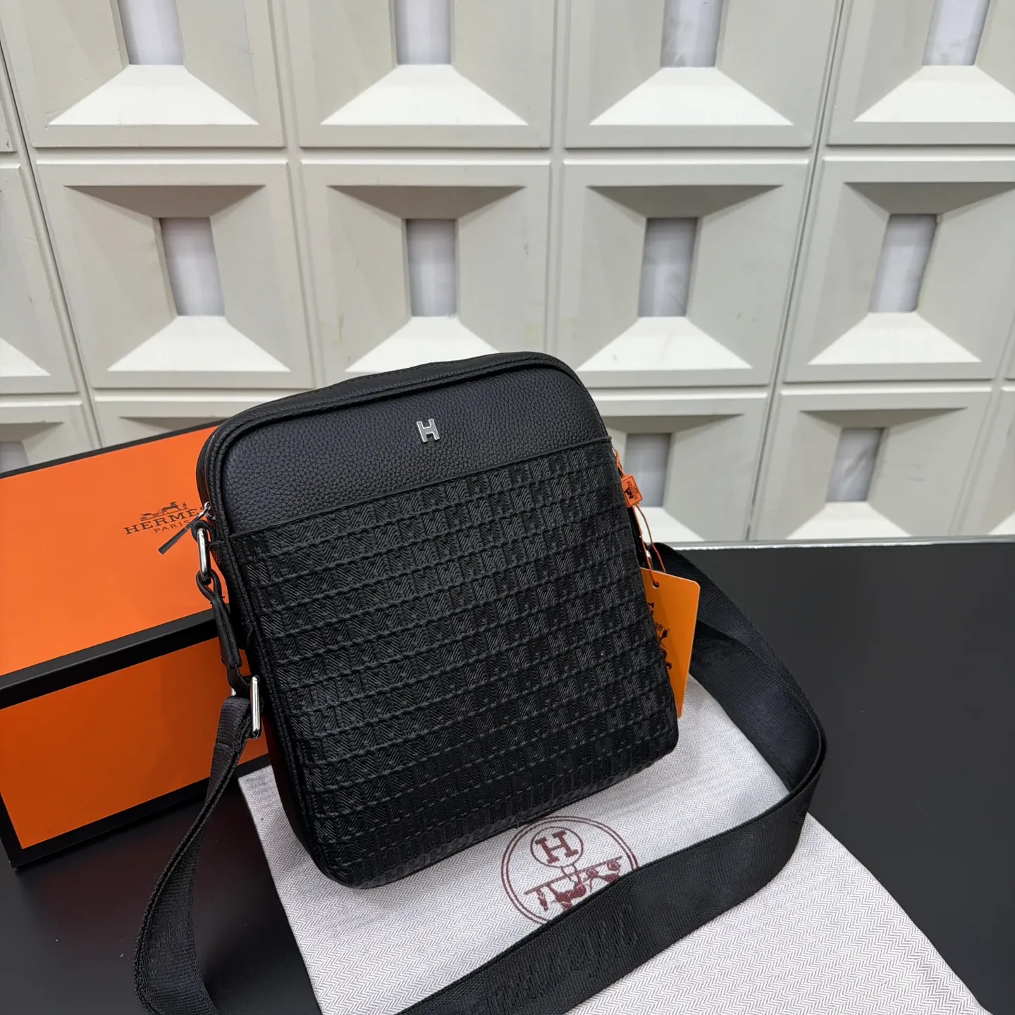 P140 Hermès 爱马仕 压花邮差包 头层牛皮男士单肩斜挎包 实物拍摄 原厂原版面料 配送防尘袋 24 x 27cm