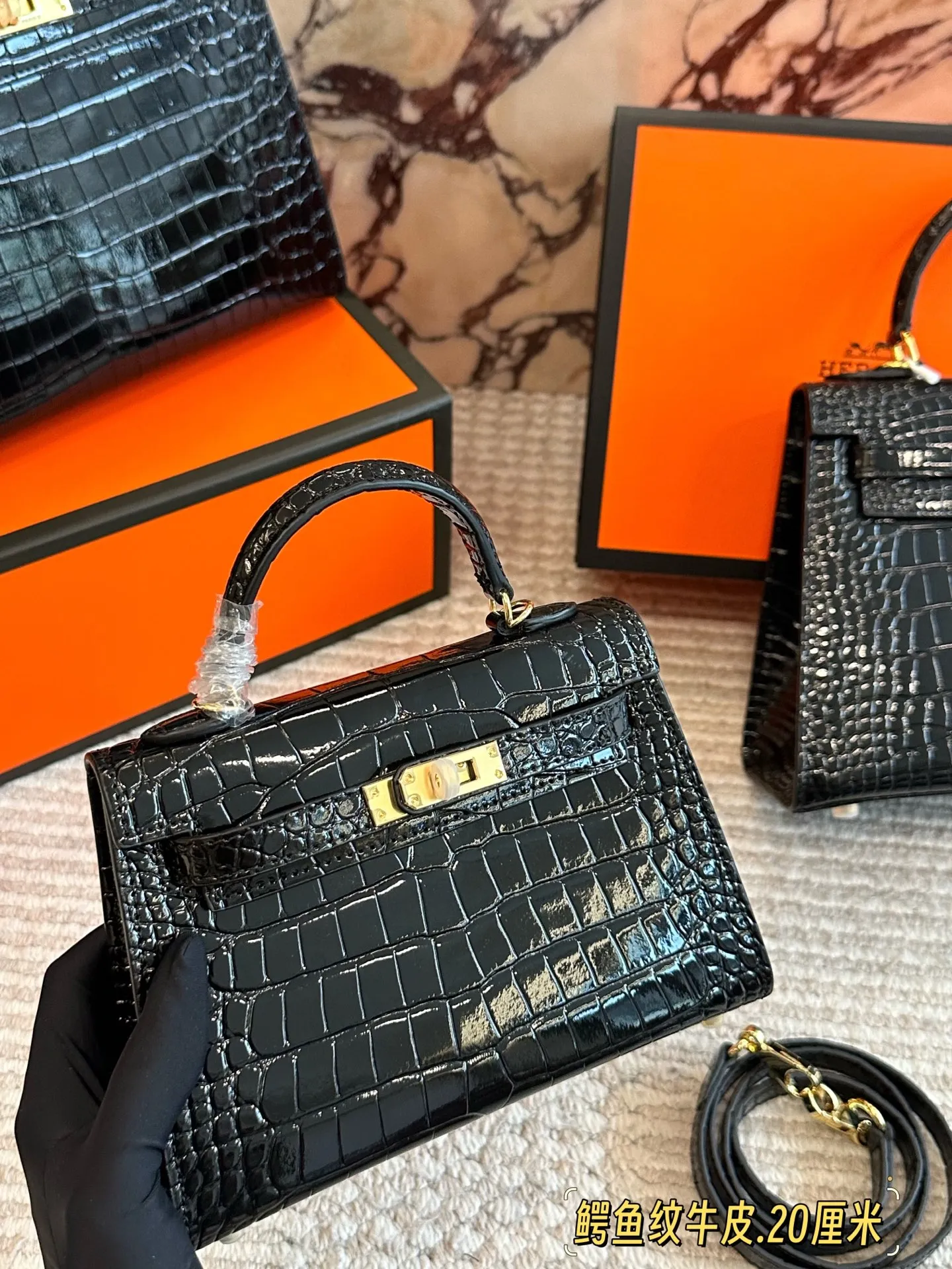 💰280、💰240、💰200 配盒 尺寸:28/25/20cm H家 爱马仕 kelly 真的太太太太好看 ⚠️鳄鱼纹牛皮 经典 必入款! 包包特别又质感!