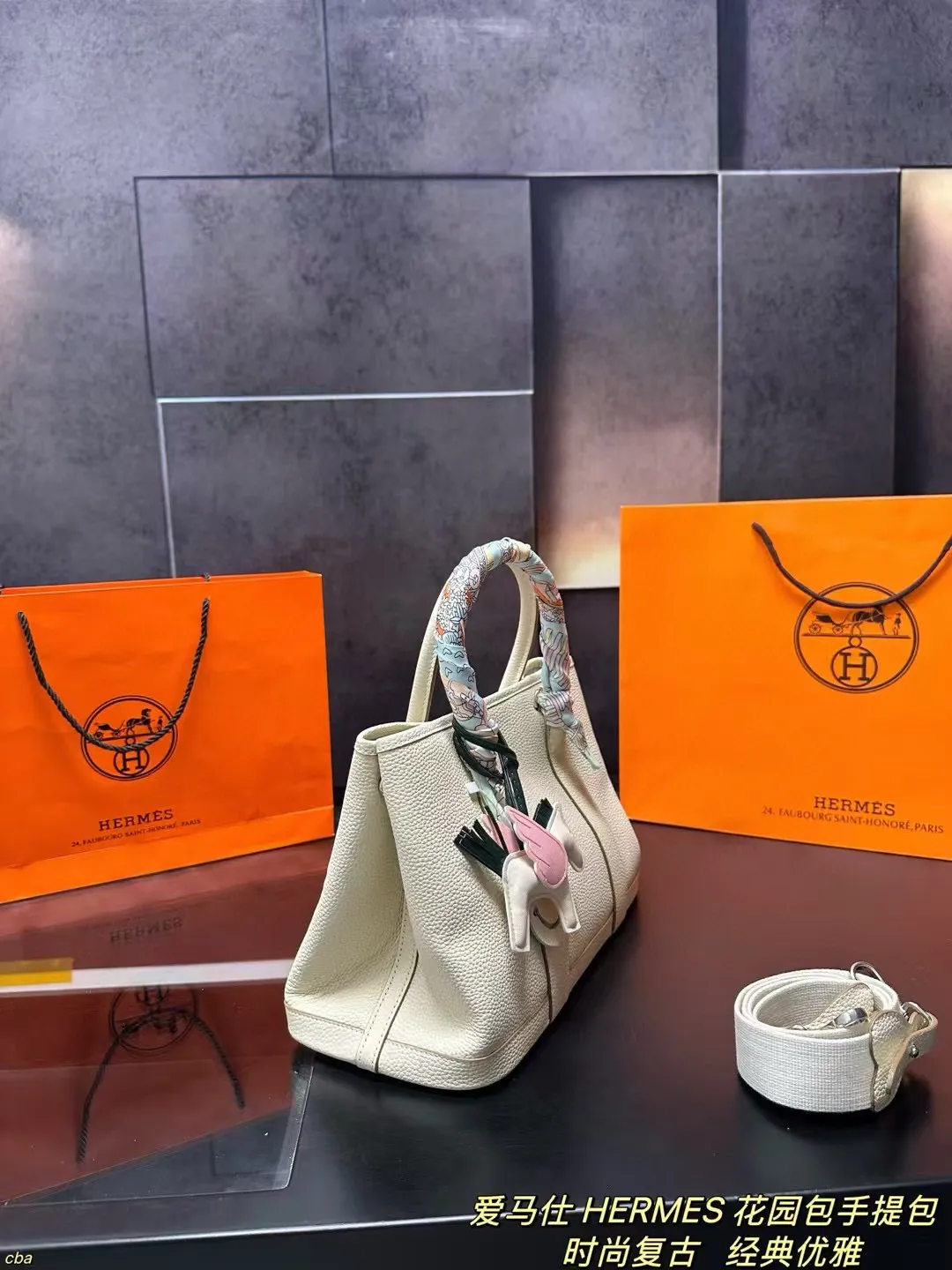 P230配盒 爱马仕 HERMES 花园包手提包 牛皮手提包，爱马仕花园包当作健身包瑜伽包再适合不过了!容量确实很ok的同时属于是慵懒随性低调中透露着奢华，经典百搭，上班通勤、差旅出行、当作妈咪包也ok，花园包才算是名副其实的菜篮子好吗!!实用性极强性价比极高，又不会过时的款式。两侧还有按扣可以调节，绝对是务实低调的代表！ 尺寸：31*20cm