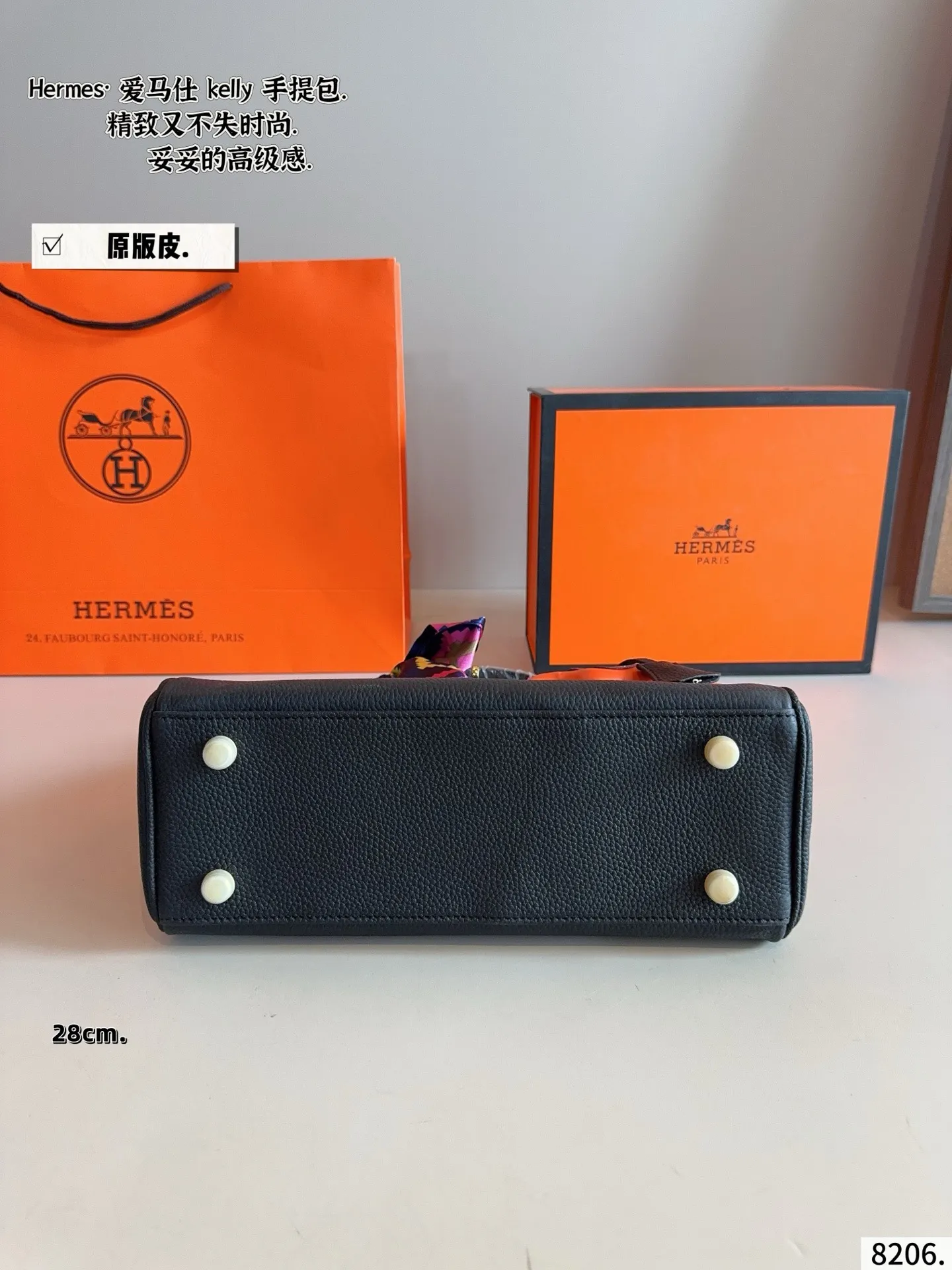 p240配礼盒🎁. 爱马仕Kelly,越看越上头的优雅 如果说Birkin是随性大气的代表,那Kelly就是优雅与克制的代名词。最打动我的,是它线条极简又精致的包身设计,带上肩带之后多了几分法式从容,不管是通勤穿搭还是度假look,都能完美融合。爱马仕Kelly不仅是一个包,更像一种生活态度,它的细节与比例,都让人忍不住反复欣赏。每一次出街背上它,都会多几分自信和从容,难怪那么多人说,一生至少要拥有一只Kelly。尺寸:28*9*21/cm