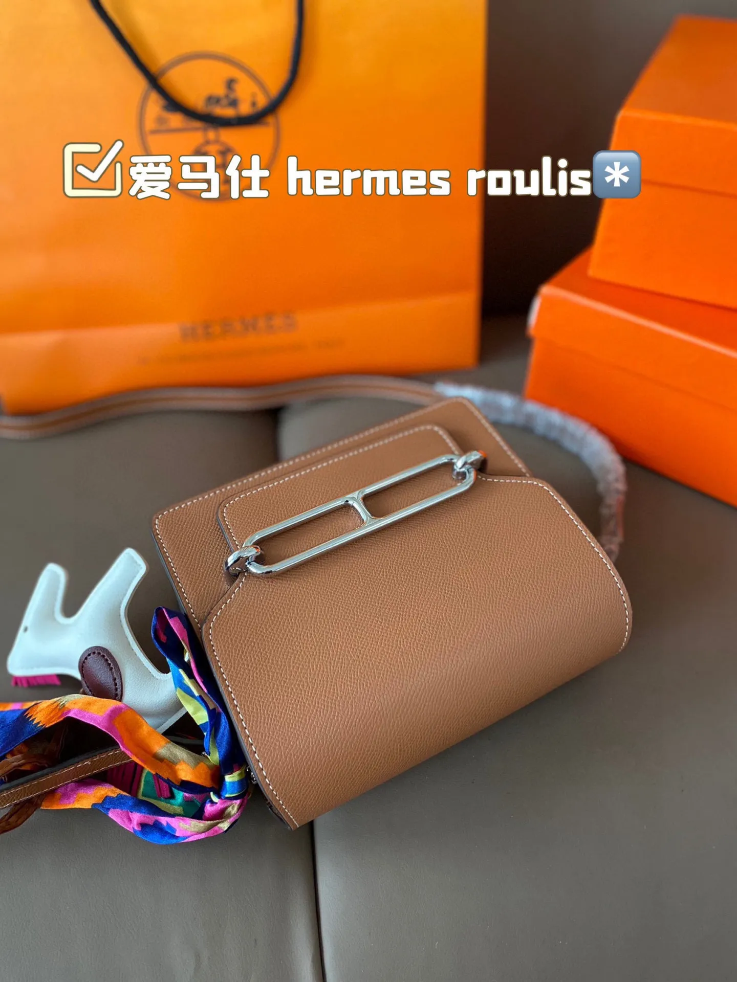 P185 hermes roulis这款包包设计的非常好看,是爱马仕包包里面比较低调的一款,不喜欢大Hlogo的朋友可以考虑入手这款,非常实用,很多明星都特别喜欢。爱马仕(H家)猪鼻子包 Roulis面向广大年轻人,线条简洁明快,极具个性的Logo标志,带点中性风格,适合追求品位生活的白领一族! 尺寸:18*15