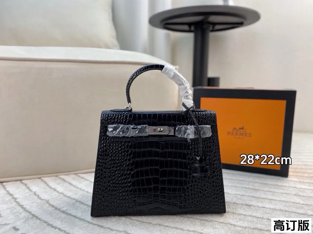 p260/p240/p180 全套包装🎁（高订版） 爱马仕Hermes Kelly 黑银亮面鳄鱼皮 妥妥的御姐范儿 上身真的是又酷又飒 我想没有御姐能拒绝这样一只kelly吧！ 尺寸：28*22/25*17/19*13(纯皮)