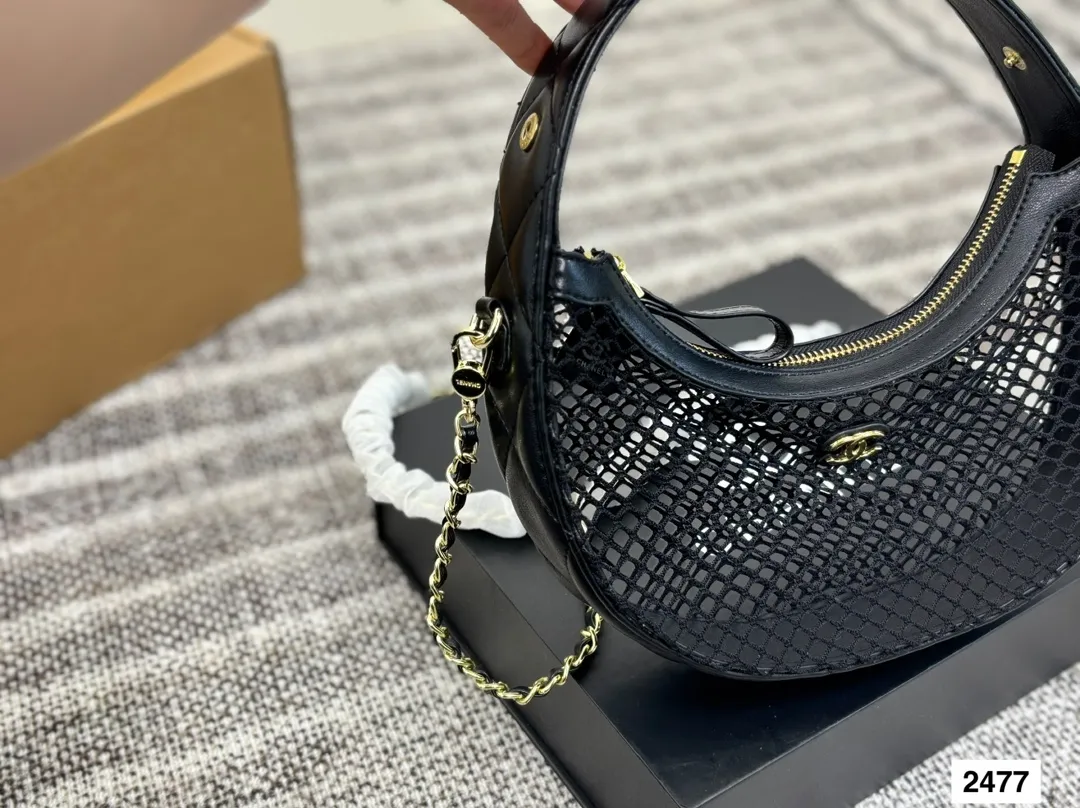 P125 配折叠盒子 CHANEL25s 香奈儿镂空网纱月亮包火爆全场的一款夏季新款 之前看秀就觉得很可爱的网兜包果然没有翻车 超级可爱 尺寸:24 13