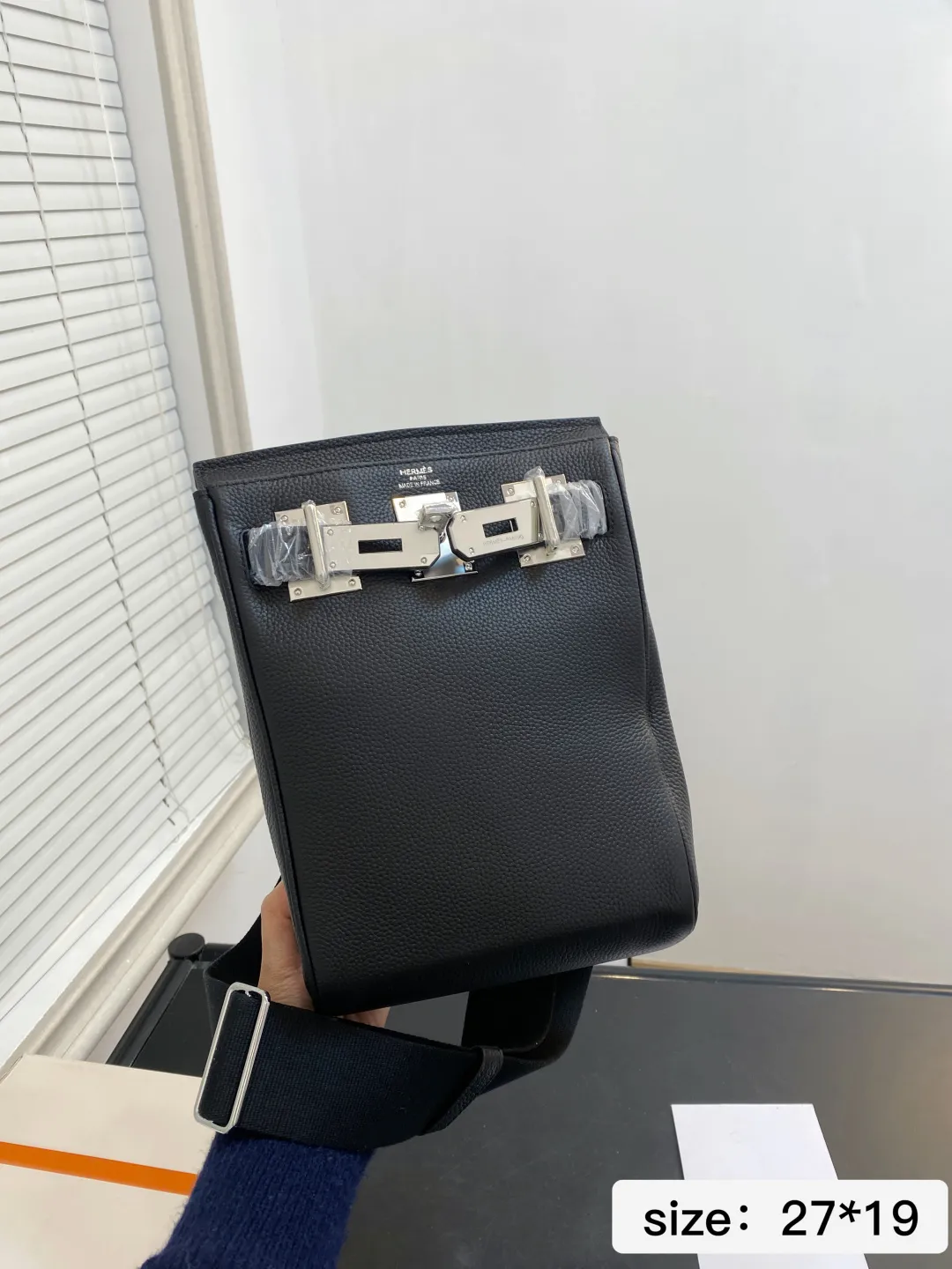 🅿️💰265 无盒 尺寸27*19 爱马仕单肩包很酷的男包来喽看起来十分时尚且年轻 斜挎也不显大当收纳空间真心不错,拿取东西时十分方便当肩带可以自由调节长度,任何身高都没问题 6779