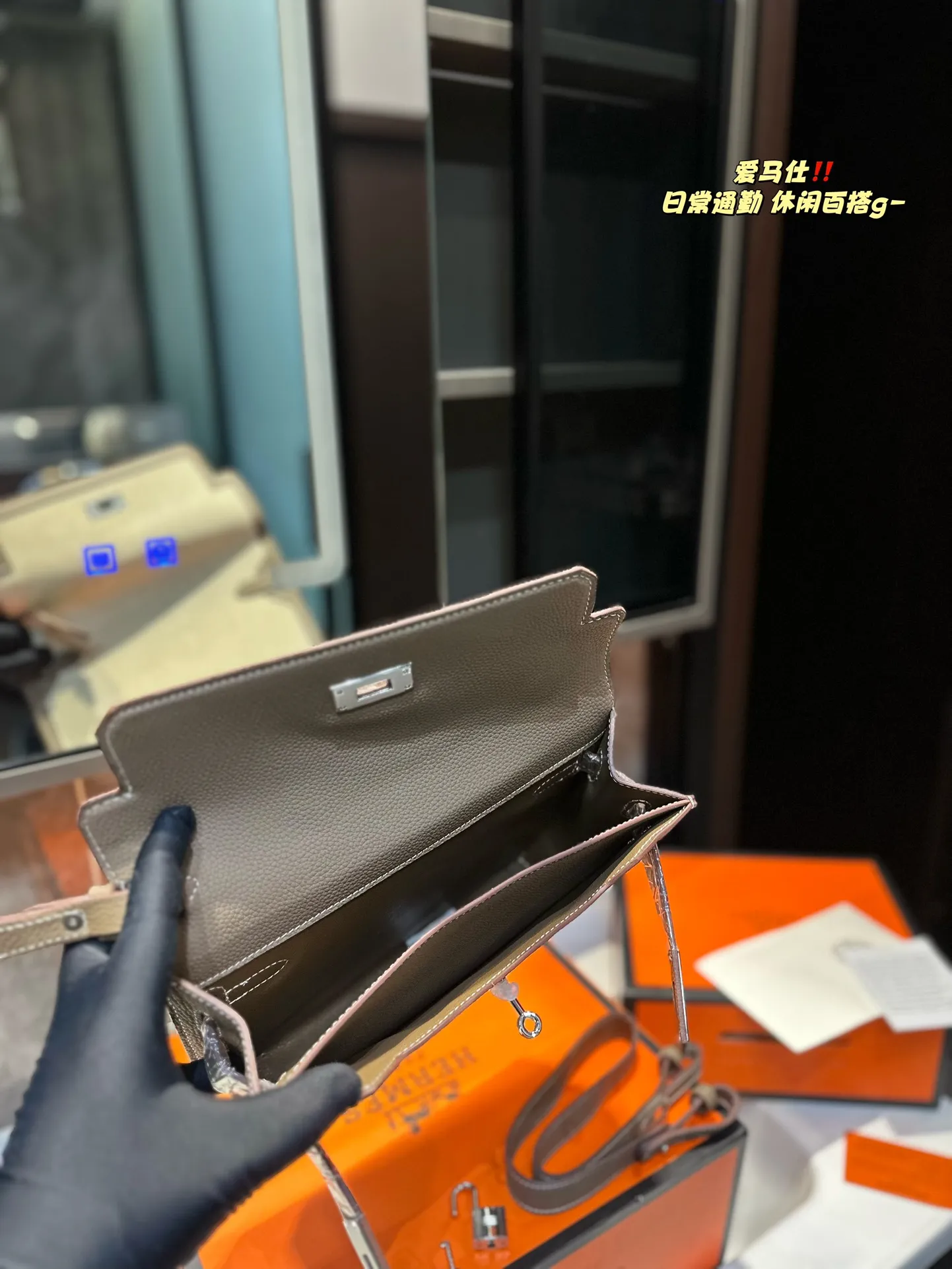 ❤️p250(折叠礼盒)❤️ 极简百搭|爱马仕凯莉邮差包真的好看哭~百搭时髦^_^^_^邮差包凯莉包单肩腋下背真的太好看了~ 帆布牛皮版型做工很高级气质 肩带可调节细节真的做得太好看啦 气质感拉满 尺寸:25 19 cm