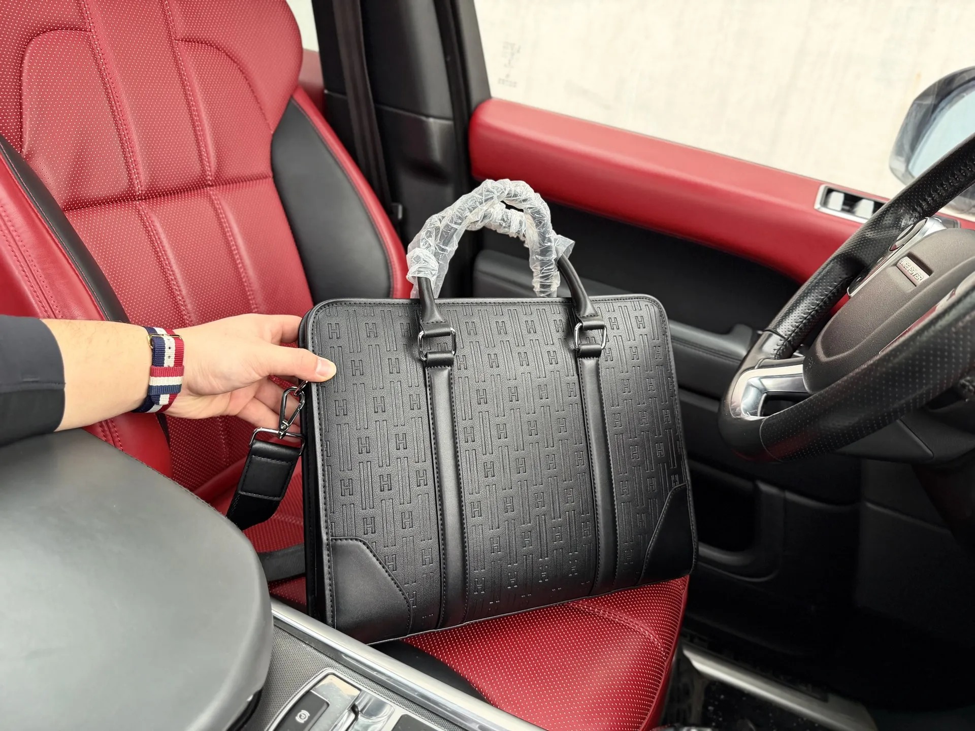 p155 📷高端货‼️ “ HERMES ”爱马仕公文包💼 爱马仕男士公文斜挎手提包 顶级进口原厂面料🐂高清五金logo标志、专用里内里。电脑隔层,拉链暗袋。顺滑拉链、油边超平滑、可单肩斜挎背!做工精致每个细节到位!职业男人必备款。规格:36x29.5x6.5cm