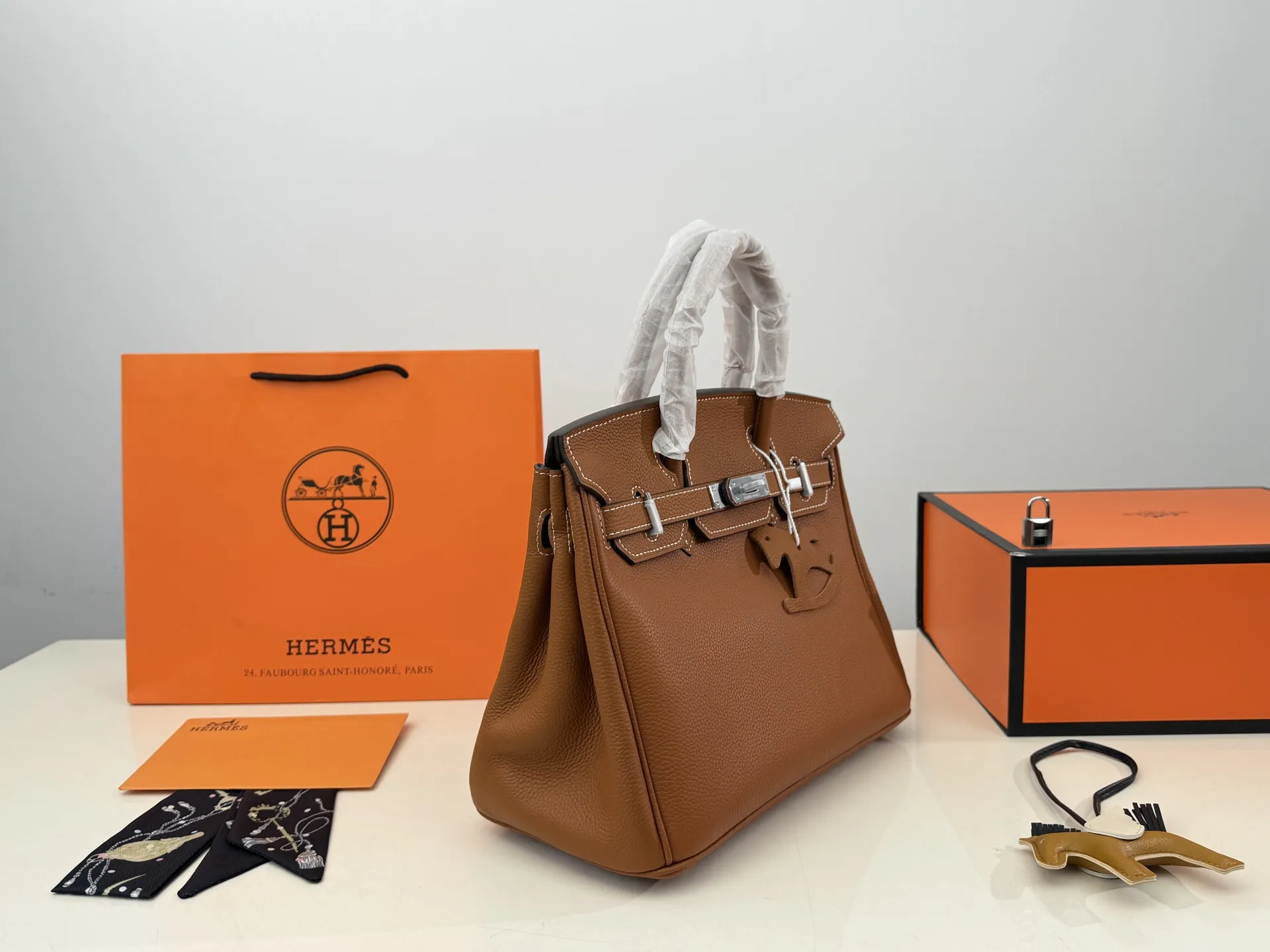 （折叠盒⚠️）p300 爱马仕Birkin铂金包（银扣） ✅顶级原单 头层牛皮 配丝巾 小飞马 细节无敌完美 配色敲级耐看 完美适配秋冬穿搭 容量满分 上身优雅有气质 size：30*22cm