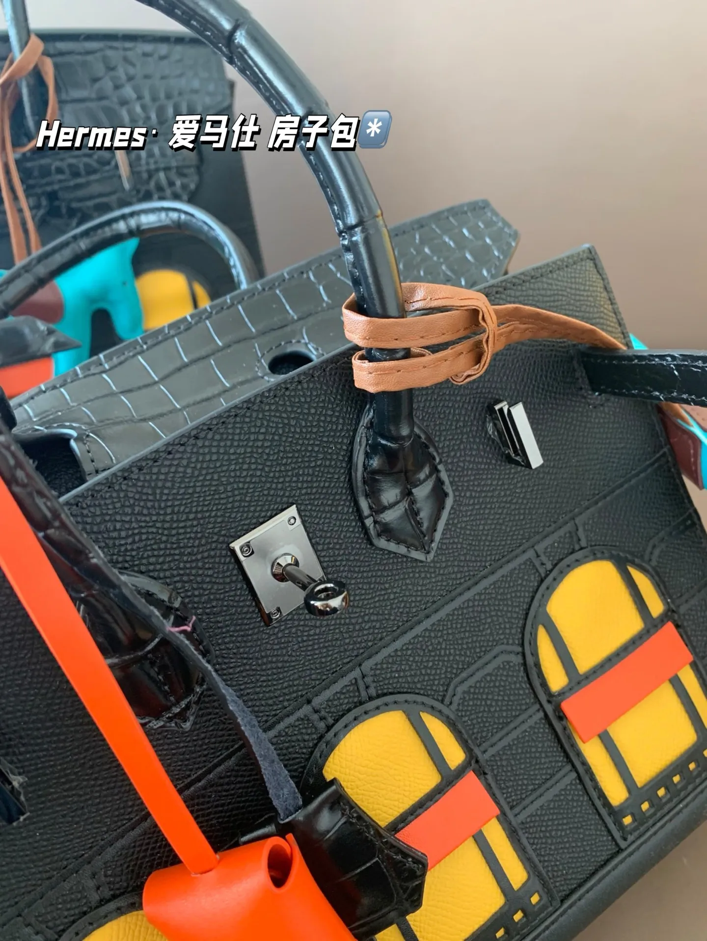 大P300 中P280 小P260 配礼盒🎁. Hermes· 爱马仕 房子包 轻松演绎复古时髦 包型挺阔,简约而不简单不需要过多的装饰,日常搭配西装和T恤,就能将高级感体现的淋漓尽致!尺寸大30*24 中25*21 小20*18