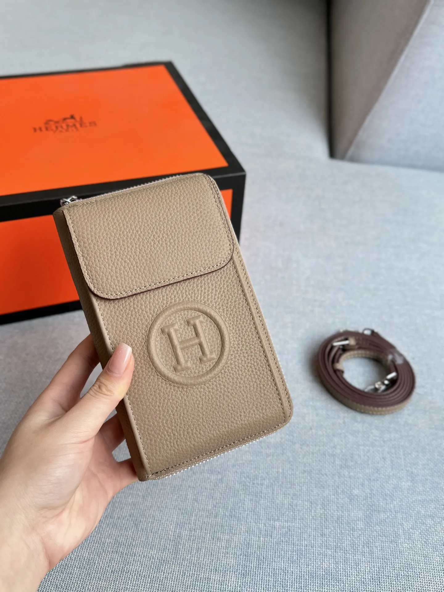 💰135 全套礼盒 size：11&times;18 HERMES爱马仕 手机包 单肩包 黑色牛皮质感超好，日常通勤、约会都合适。 字母元素设计有点小心机，百搭不挑人。 出门随手一拿往身上 一背，优雅感随之即来！