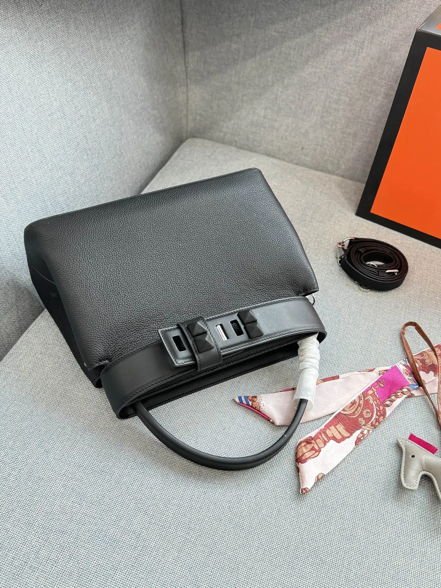 头层牛皮💰285 全套礼盒➕丝巾➕小马 size:27×16 HERMES爱马仕 Medor Bag 哑光金属 单肩斜挎包 手提包 像一件艺术品~ 被它的美貌打动 “低调的时髦”和“不费力的型格”。不追求繁复的装饰和鲜艳的色彩,通过版型、材质和色彩的统一感来营造高级感与酷帅气质。