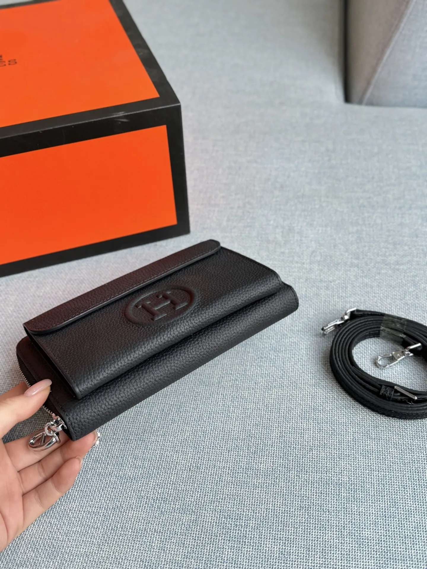 💰135 全套礼盒 size：18&times;11 HERMES爱马仕 小方包 单肩包 黑色牛皮质感超好，日常通勤、约会都合适。 字母元素设计有点小心机，百搭不挑人。 出门随手一拿往身上 一背，优雅感随之即来！