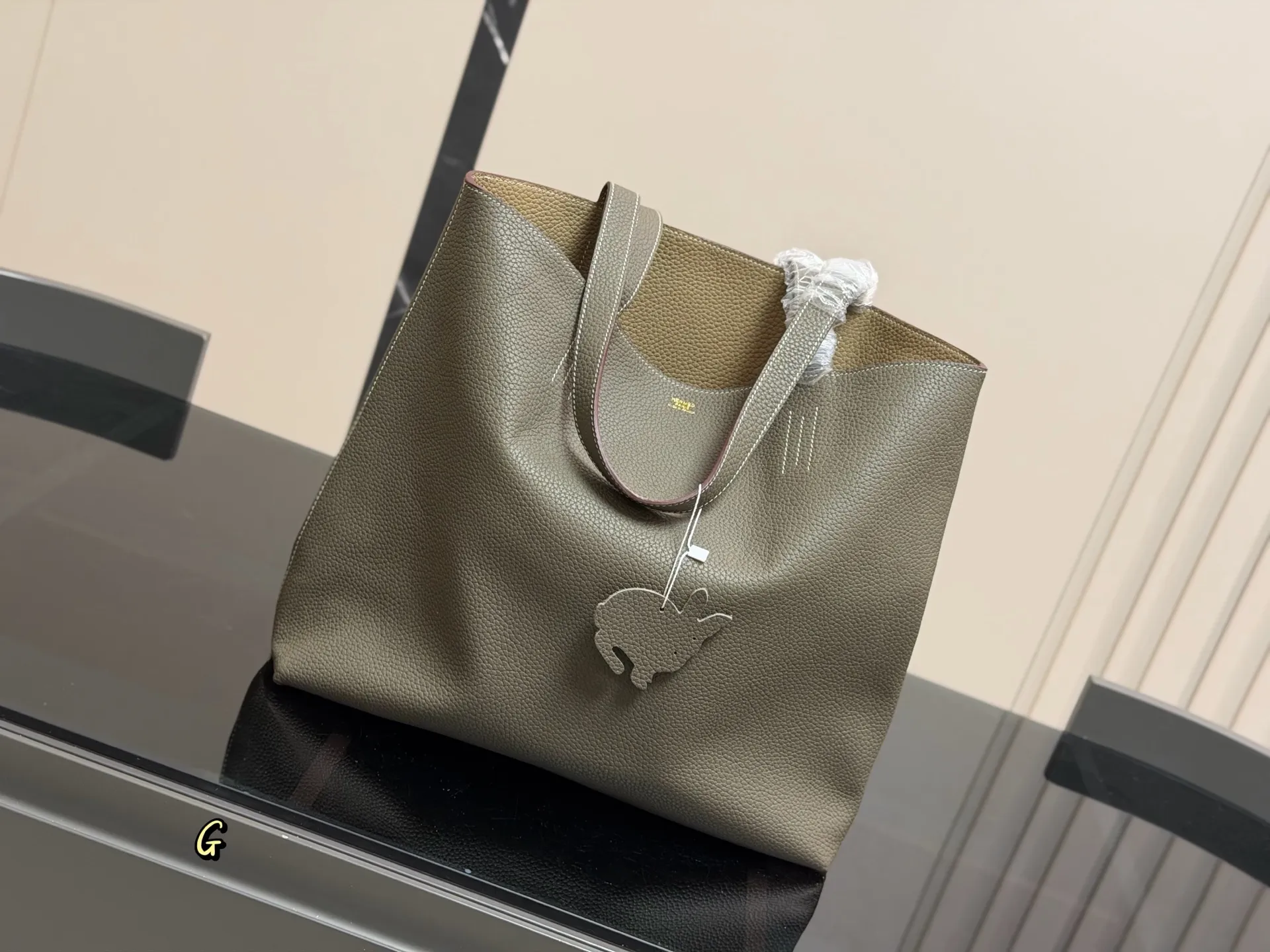 &yen;380 爱马仕新款双面购物袋 推给爱马仕女孩 收下这枚种草吧 可以放的下IPAD平板的托特包 H en Biais 尺寸: 35*32cm双面购物袋