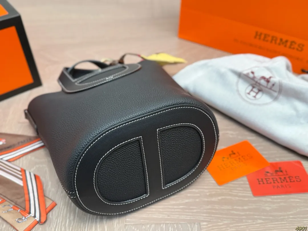 ¥210飞机盒配丝巾 爱马仕Hermes 猪鼻子菜篮子包 包型太可爱了 容量非常可,日常通勤都没问题 可咸可甜 质感满分 工艺非常讲究 细节立体感拉满 尺寸18 20