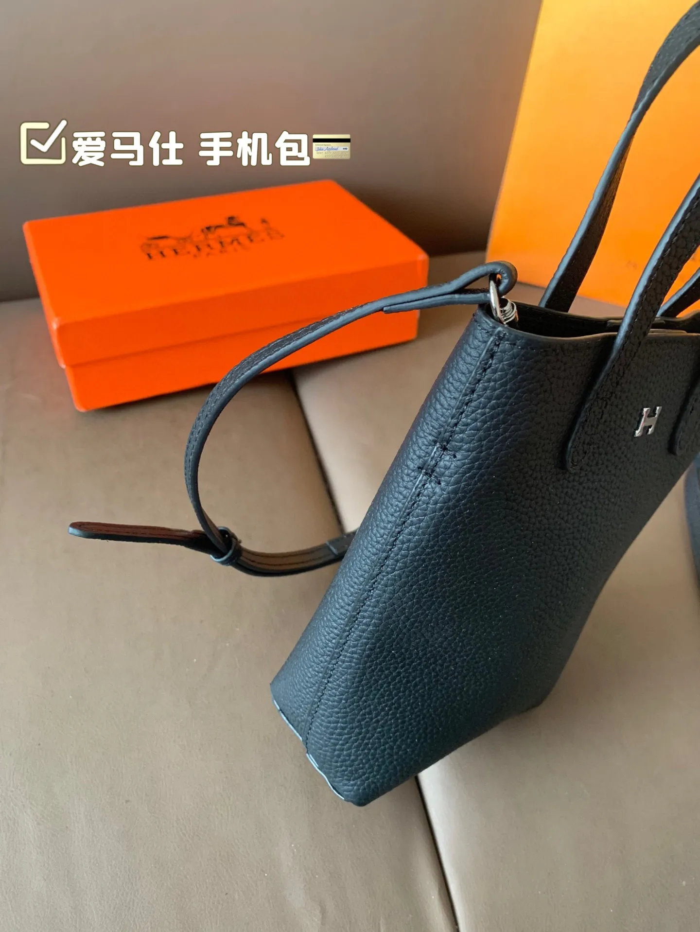 P105(牛皮) 爱马仕 手机包 无论男女都非常好背 大小适中,手机、车钥匙、等等都可以轻松放尺寸11*18 配盒