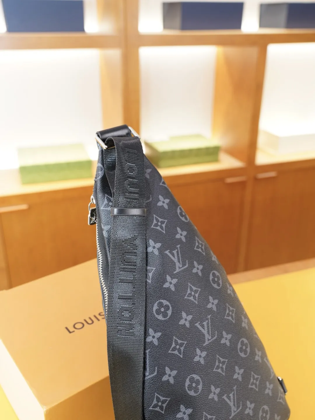 P115 🇫🇷 路易威登 官网同步 高版本 胸包 永恒不过时的标志性产品 纯原单牛皮 顶级五金制作 非市面普通版本 今年LV最爱的款式 全部实拍 实用性非常高 完全不用担心穿搭 配全套包装折叠盒..【规格：19x38x4】