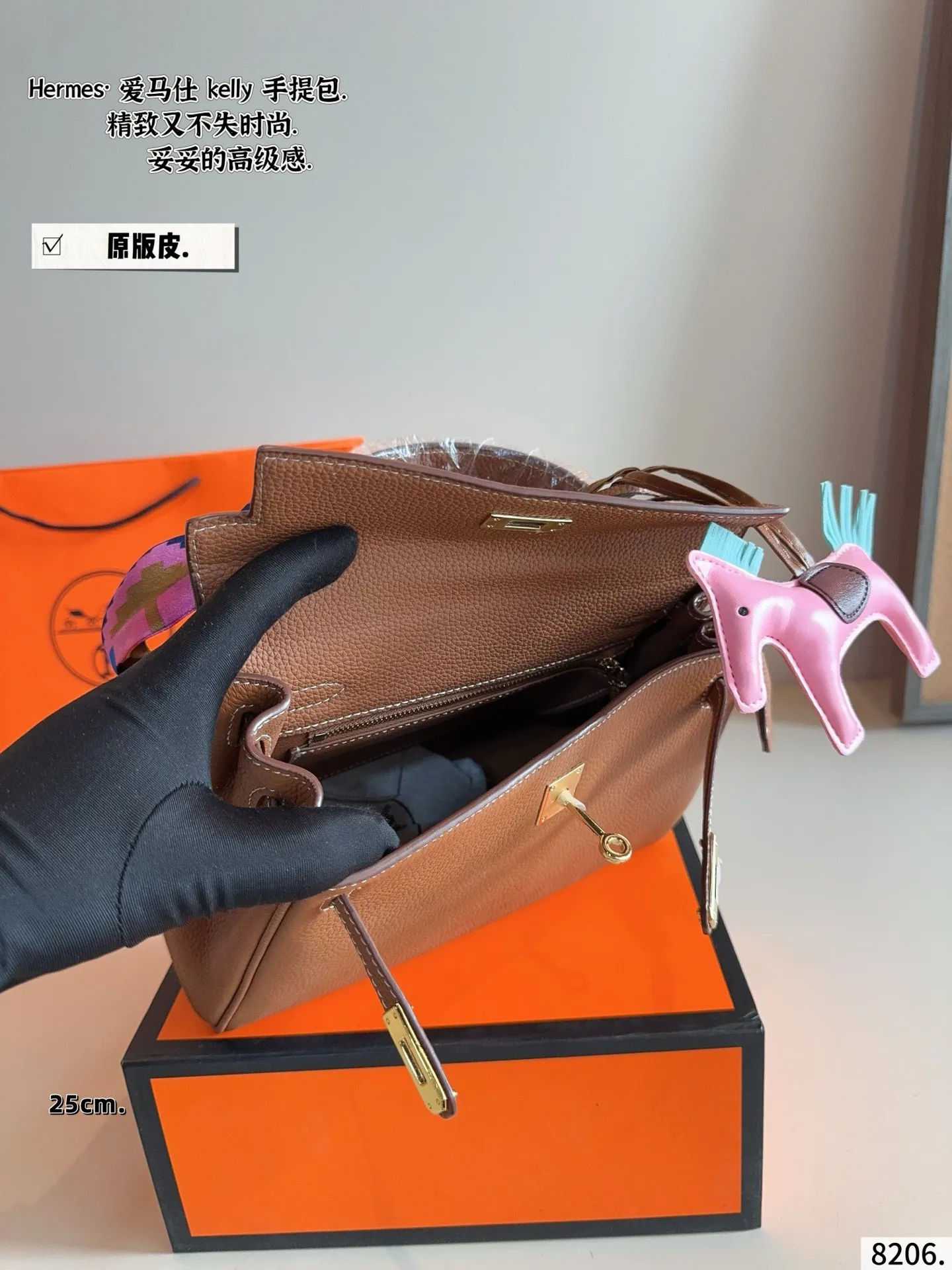 p230配礼盒🎁. 爱马仕Kelly,越看越上头的优雅 如果说Birkin是随性大气的代表,那Kelly就是优雅与克制的代名词。最打动我的,是它线条极简又精致的包身设计,带上肩带之后多了几分法式从容,不管是通勤穿搭还是度假look,都能完美融合。爱马仕Kelly不仅是一个包,更像一种生活态度,它的细节与比例,都让人忍不住反复欣赏。每一次出街背上它,都会多几分自信和从容,难怪那么多人说,一生至少要拥有一只Kelly。尺寸:25*8*18cm