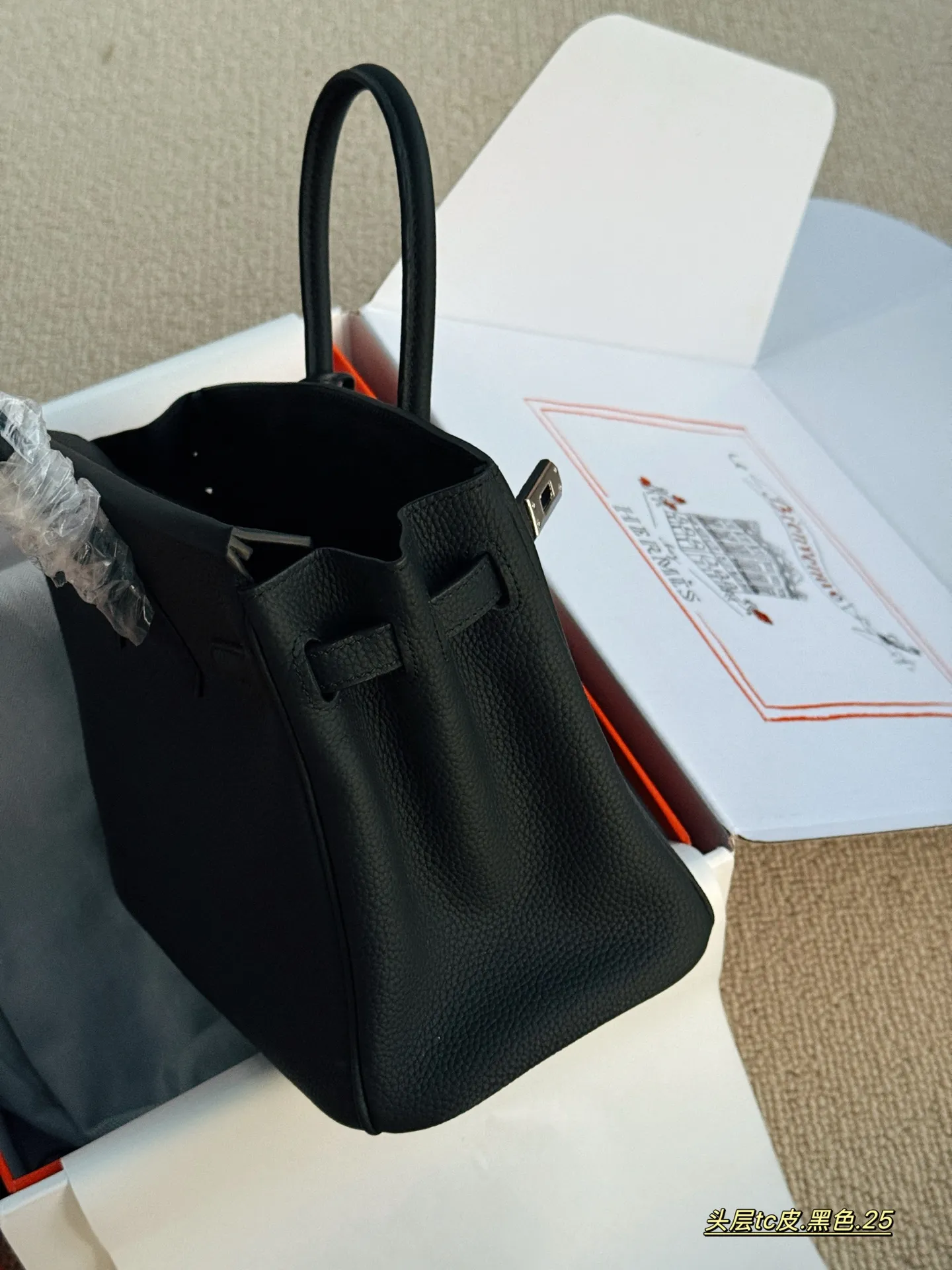 💰245 配全套包装 size:25cm 背铂金包的季节来啦 Bk25 原版品质 ✔️ 爱马仕|Birkin 25 tc牛皮 真的太可了,可咸可甜 超难买的绝美birkin! 赠送小马 丝巾 小锁头哦!