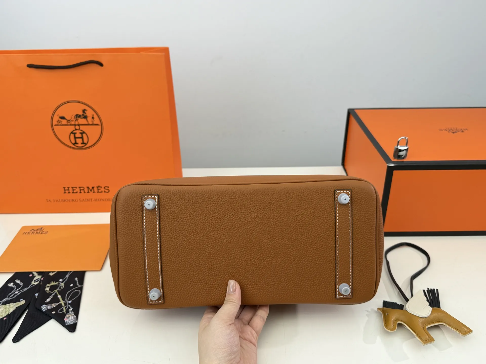 （折叠盒⚠️）p300 爱马仕Birkin铂金包（银扣） ✅顶级原单 头层牛皮 配丝巾 小飞马 细节无敌完美 配色敲级耐看 完美适配秋冬穿搭 容量满分 上身优雅有气质 size：30*22cm