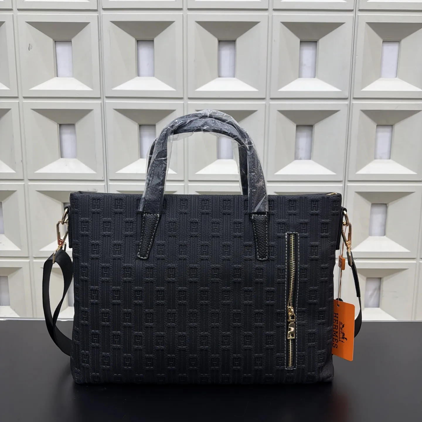 P155 Hermès 爱马仕 男士牛皮公文包 🚹电脑包 斜挎手提包 经典百搭 实物拍摄 原厂原版面料 高端品质 配送防尘袋 38 x 28 cm。