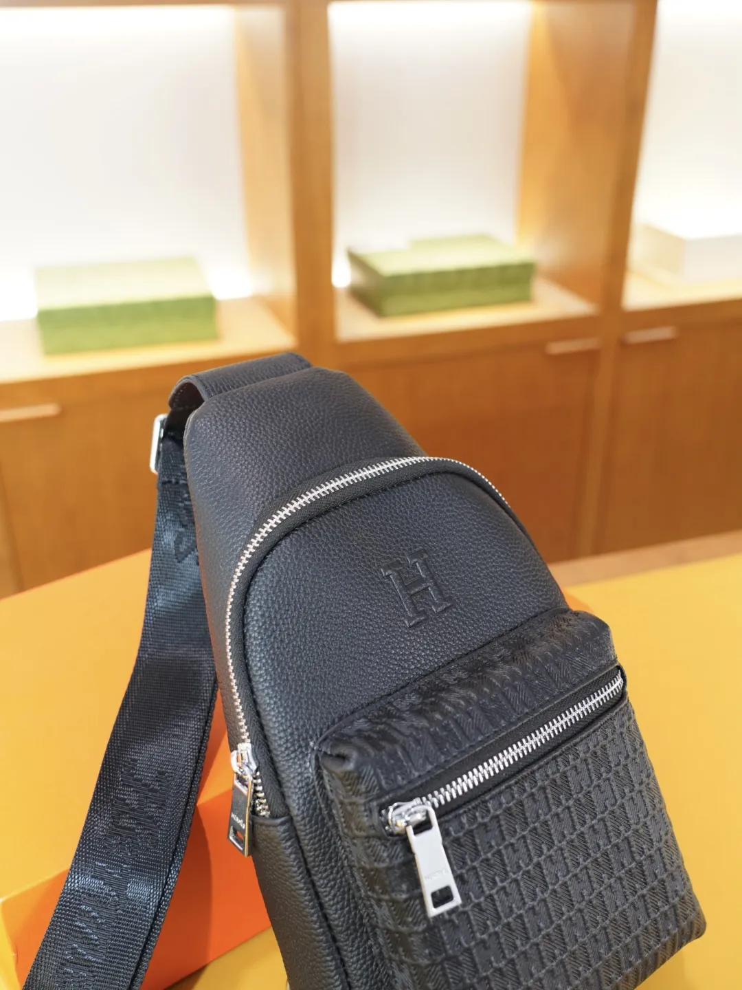 P125 🇫🇷 爱马仕 官网同步 高版本 胸包 永恒不过时的标志性产品 纯原单牛皮 顶级五金制作 非市面普通版本 今年Hermes最爱的款式 全部实拍 实用性非常高 完全不用担心穿搭 配全套包装折叠盒..【规格：18x37x5】