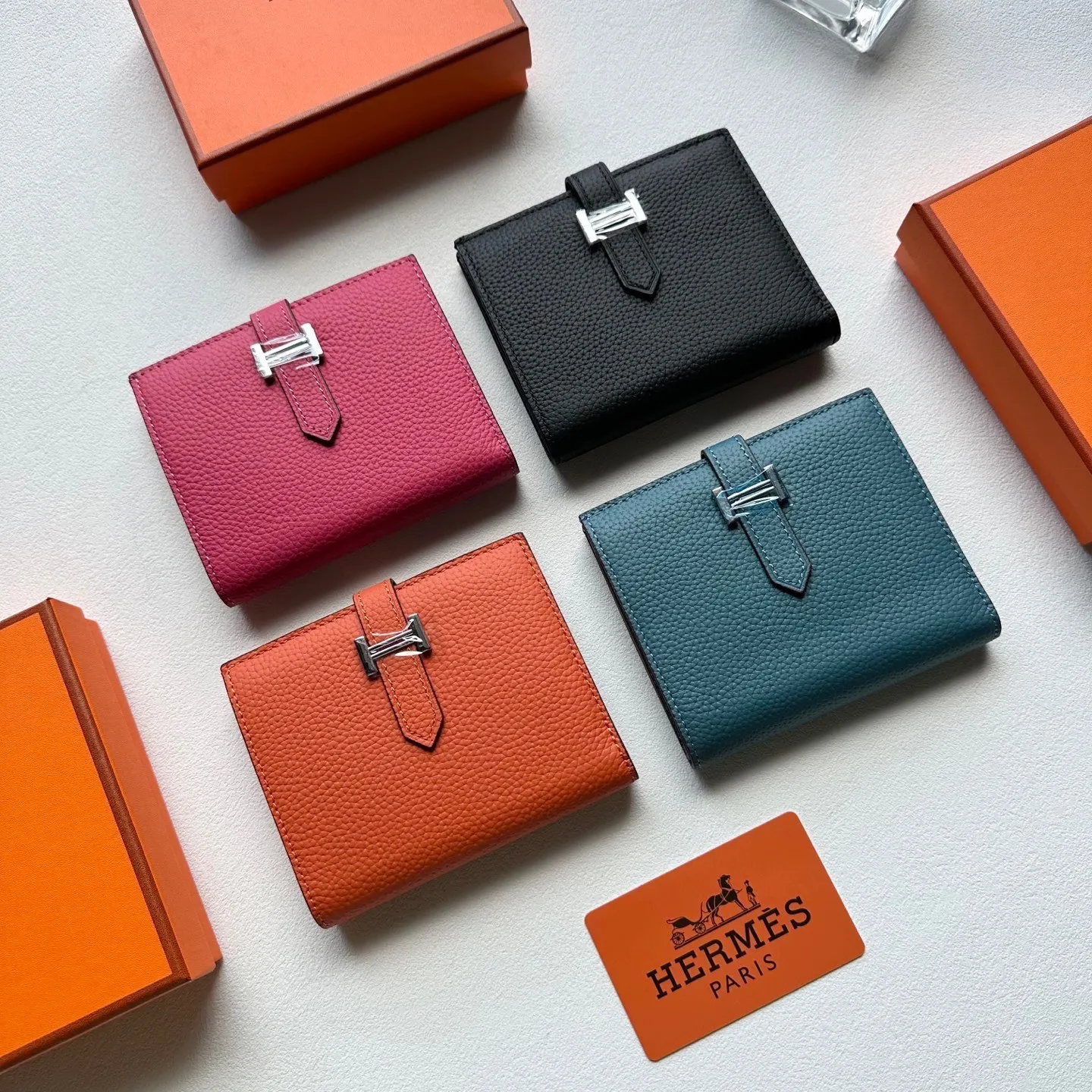 p95🎀🎀颜色 多色可选🎀尺寸 12x9.5🎀高版爱马仕优质进口牛皮🐂 手感一流👏时尚设计💋潮版百搭,配有4个卡槽,4个口袋,拉链零钱包,1个钞票口袋,镀钯锁扣,做工精致完美