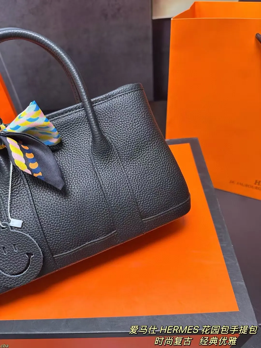 P210配盒 爱马仕 HERMES 花园包手提包 牛皮手提包,爱马仕花园包当作健身包瑜伽包再适合不过了!容量确实很ok的同时属于是慵懒随性低调中透露着奢华,经典百搭,上班通勤、差旅出行、当作妈咪包也ok,花园包才算是名副其实的菜篮子好吗!!实用性极强性价比极高,又不会过时的款式。两侧还有按扣可以调节,绝对是务实低调的代表! 尺寸:25*15.5cm