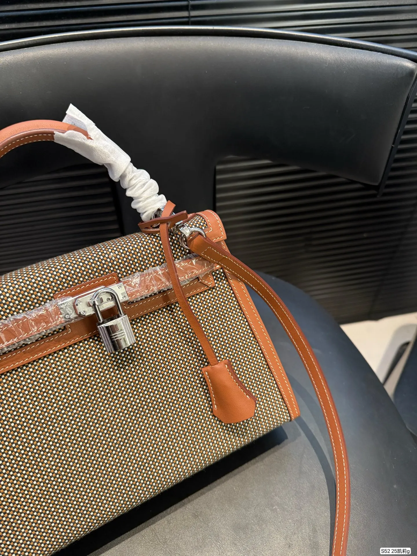 P310 爱马仕 Kelly25凯莉包 采用经典Quadrille+Swift皮革拼接,设计超有辨识度!银色金属扣件,手缝蜡线工艺,细节满分。通勤休闲都很适合,材质更耐脏,日常打理无压力。经典百搭,牛仔、卫衣、风衣都能轻松驾驱,随性又高级,是爱马仕稀有热门款,时髦精必入!尺寸25 18 货号25凯莉