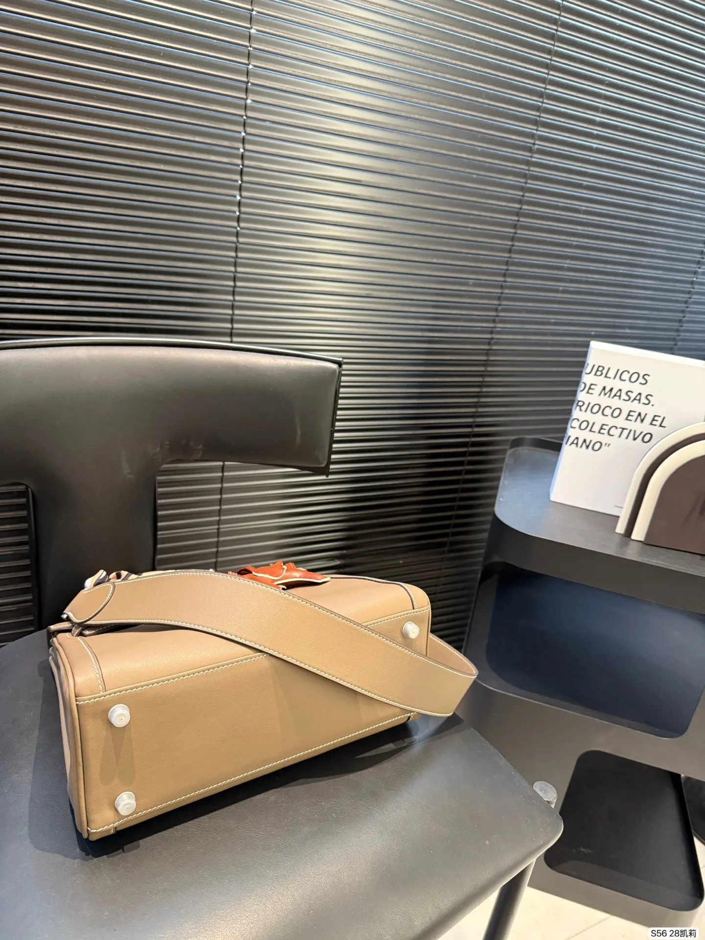 P330 Hermes 纯皮爱马仕 凯莉包~ H家永恒的经典. 凯莉包好随意搭配,不管怎么穿,随便一背都好看 而且一点都不挑人很显气质 ,原版五金Logo,原版定制超有Feel 这款其实很韩风很chic~夏天搭裙子衬衣真的很nice。尺寸28 22货号28凯莉