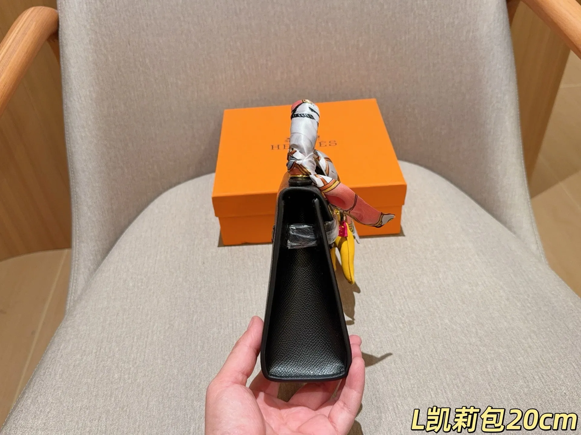 💰125 配送丝巾➕小马挂件 ⚠️配送颜色随机不支持挑选 爱马仕Hermes Kelly凯丽凯莉包 尺寸20cm 礼盒包装🎁